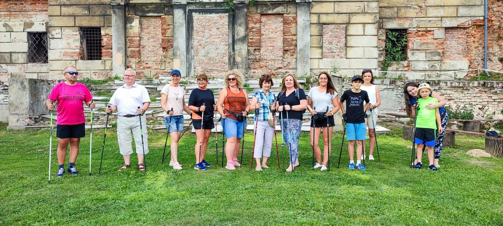 Zdjęcie w galerii na portalu naszraciborz.pl: Wakacje w powiecie. Z kijkami wokół Sławikowa wiadomości z regionu