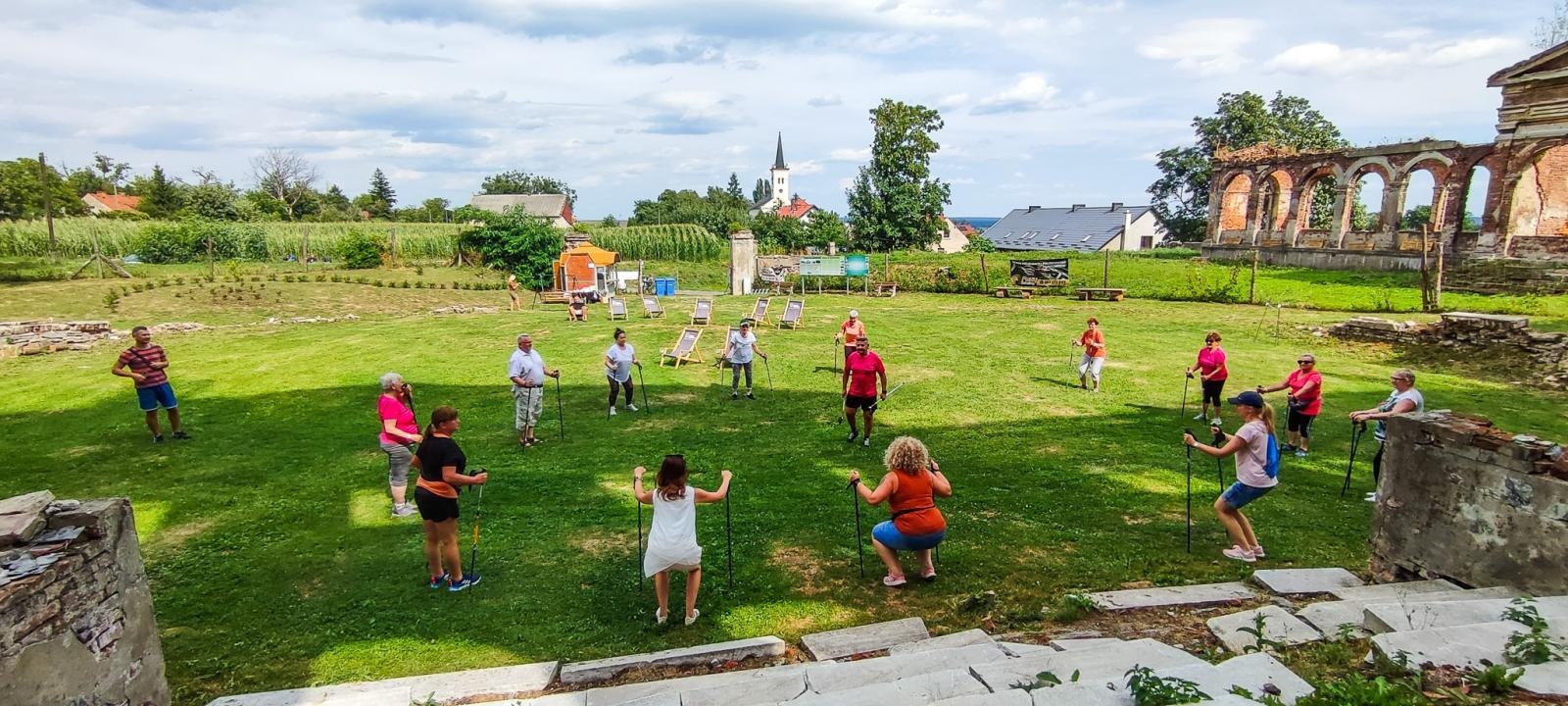 Zdjęcie w galerii na portalu naszraciborz.pl: Wakacje w powiecie. Z kijkami wokół Sławikowa wiadomości z regionu