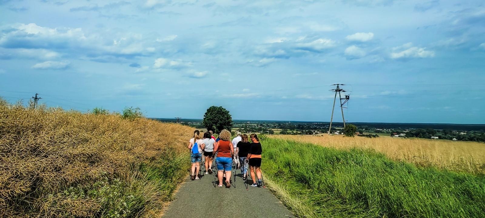 Zdjęcie w galerii na portalu naszraciborz.pl: Wakacje w powiecie. Z kijkami wokół Sławikowa wiadomości z regionu