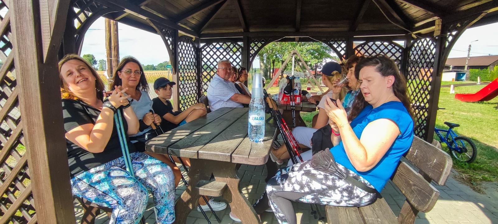 Zdjęcie w galerii na portalu naszraciborz.pl: Wakacje w powiecie. Z kijkami wokół Sławikowa wiadomości z regionu