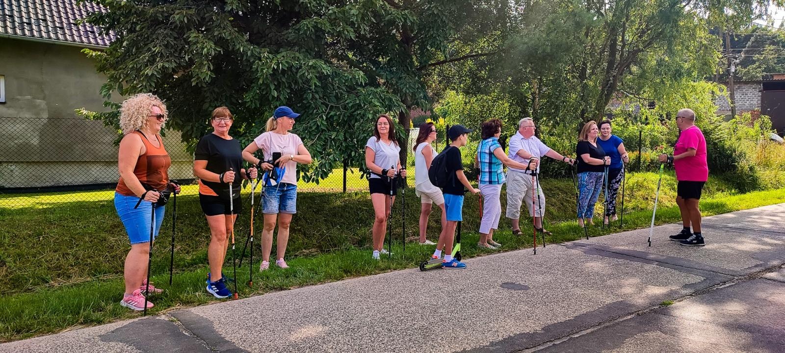 Zdjęcie w galerii na portalu naszraciborz.pl: Wakacje w powiecie. Z kijkami wokół Sławikowa wiadomości z regionu