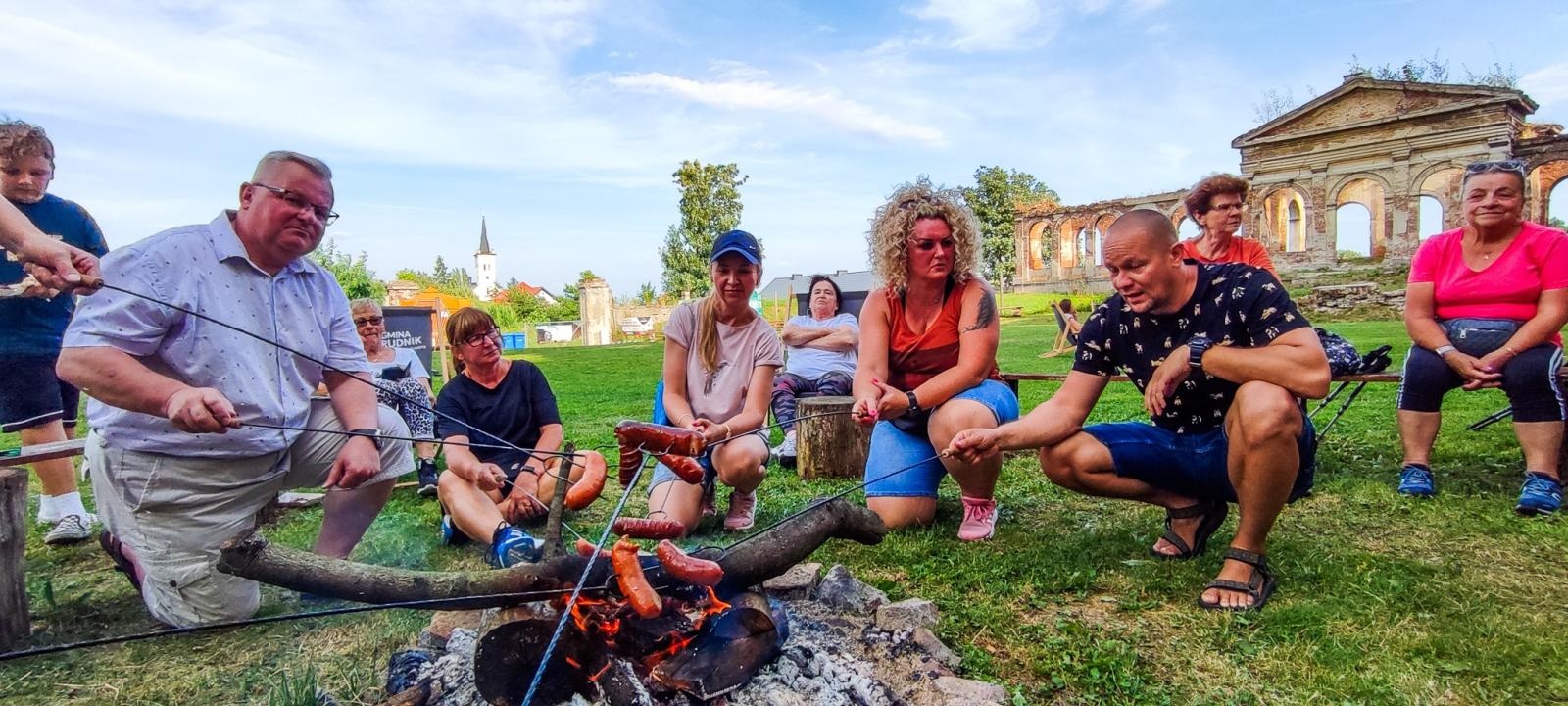 Zdjęcie w galerii na portalu naszraciborz.pl: Wakacje w powiecie. Z kijkami wokół Sławikowa wiadomości z regionu