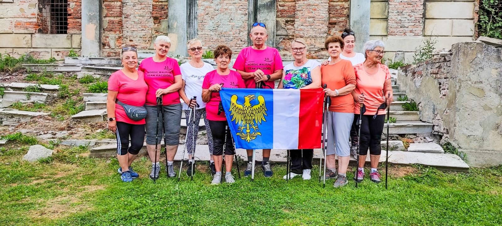 Zdjęcie w galerii na portalu naszraciborz.pl: Wakacje w powiecie. Z kijkami wokół Sławikowa wiadomości z regionu