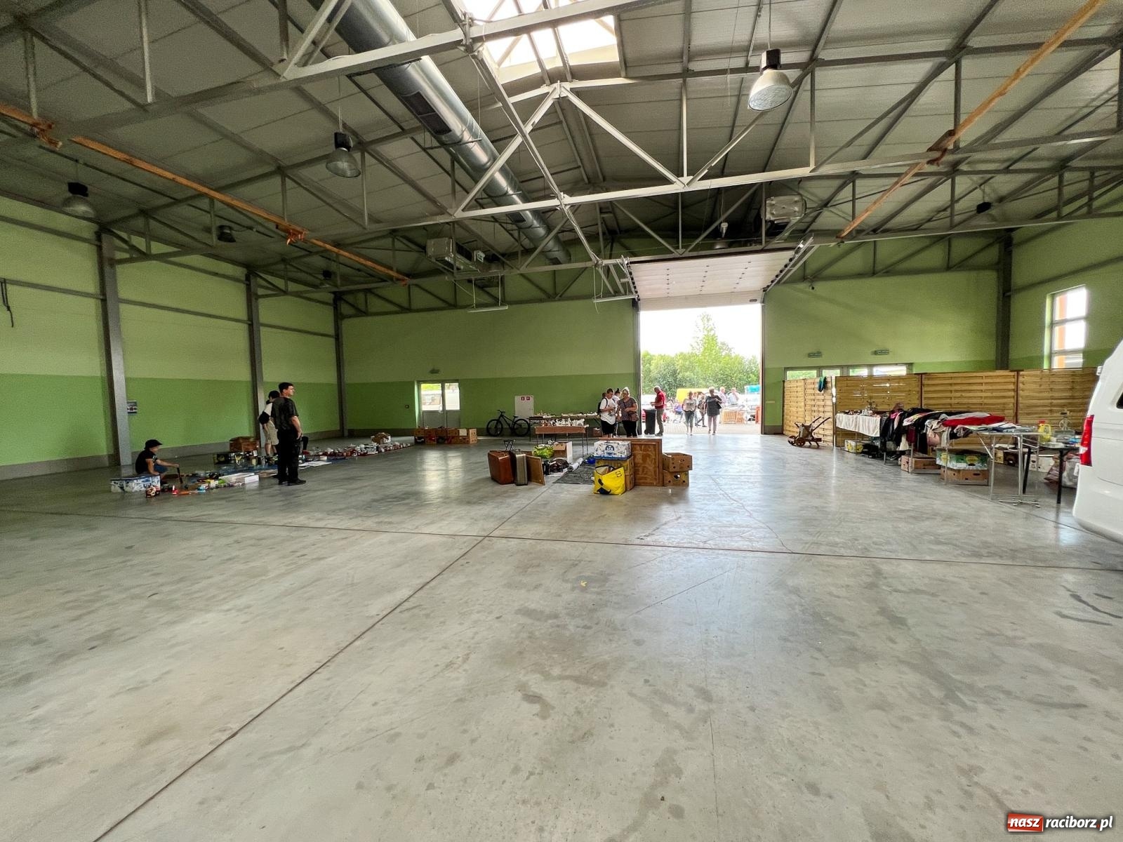 Zdjęcie w galerii na portalu naszraciborz.pl: Targ staroci w Pietrowicach Wlk. Pamiątka po polskim lotniku i urządzenie od producenta Enigmy wiadomości z regionu