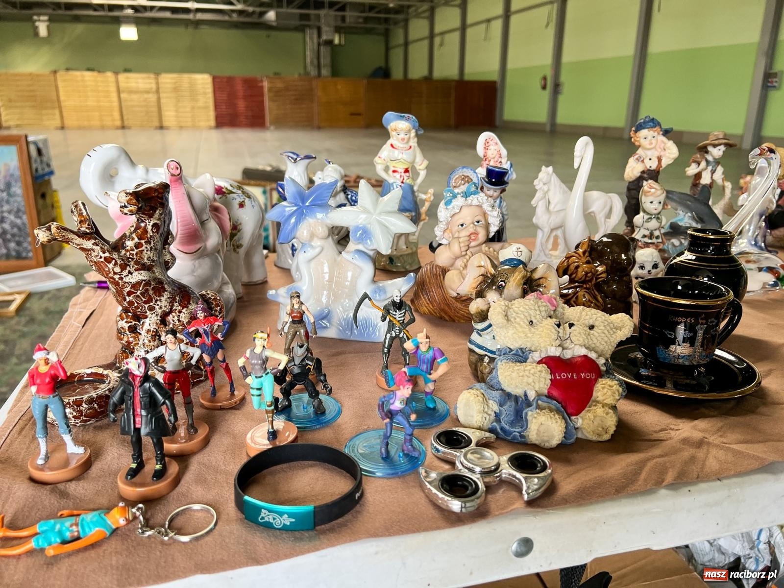 Zdjęcie w galerii na portalu naszraciborz.pl: Targ staroci w Pietrowicach Wlk. Pamiątka po polskim lotniku i urządzenie od producenta Enigmy wiadomości z regionu