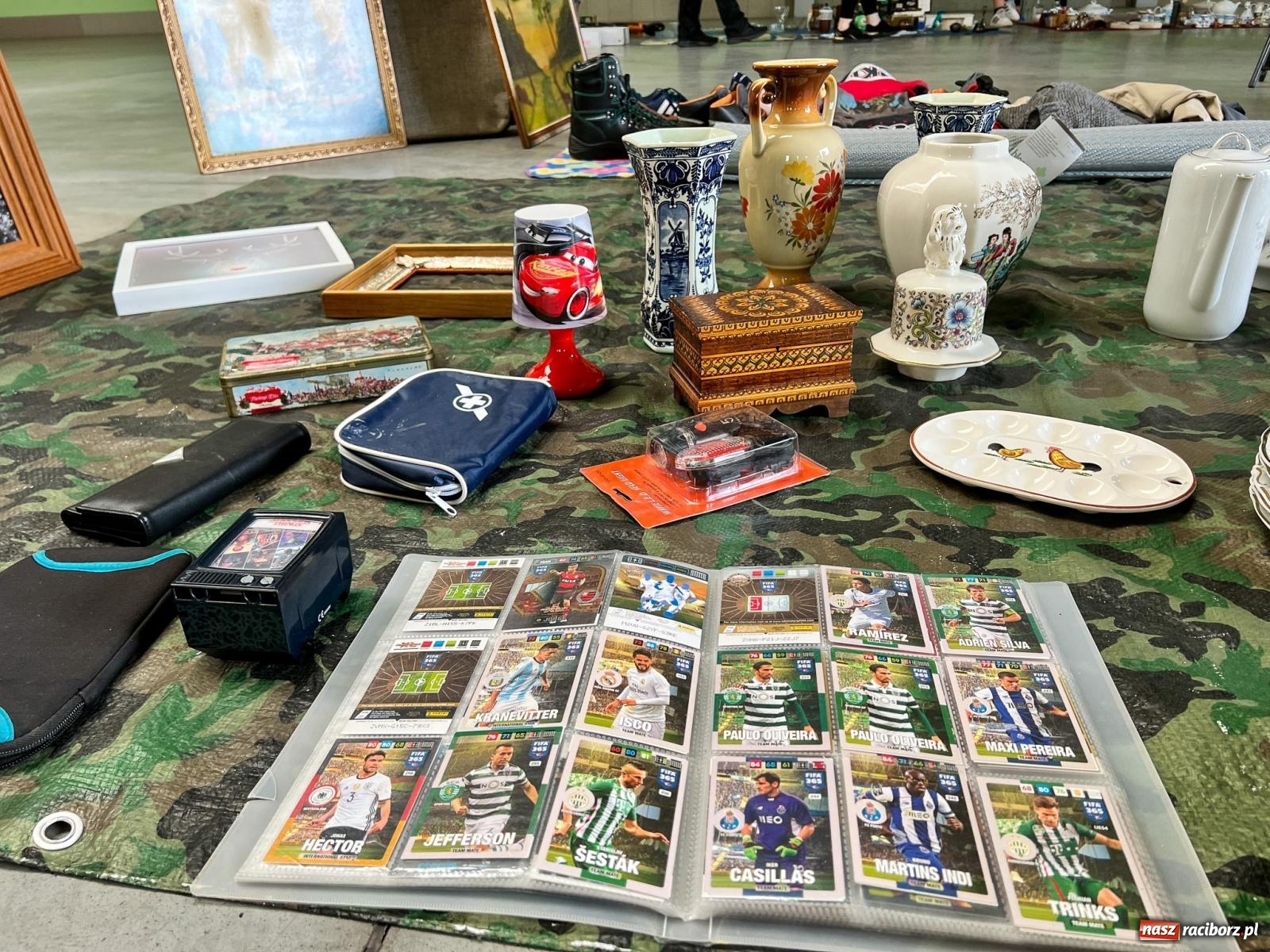 Zdjęcie w galerii na portalu naszraciborz.pl: Targ staroci w Pietrowicach Wlk. Pamiątka po polskim lotniku i urządzenie od producenta Enigmy wiadomości z regionu