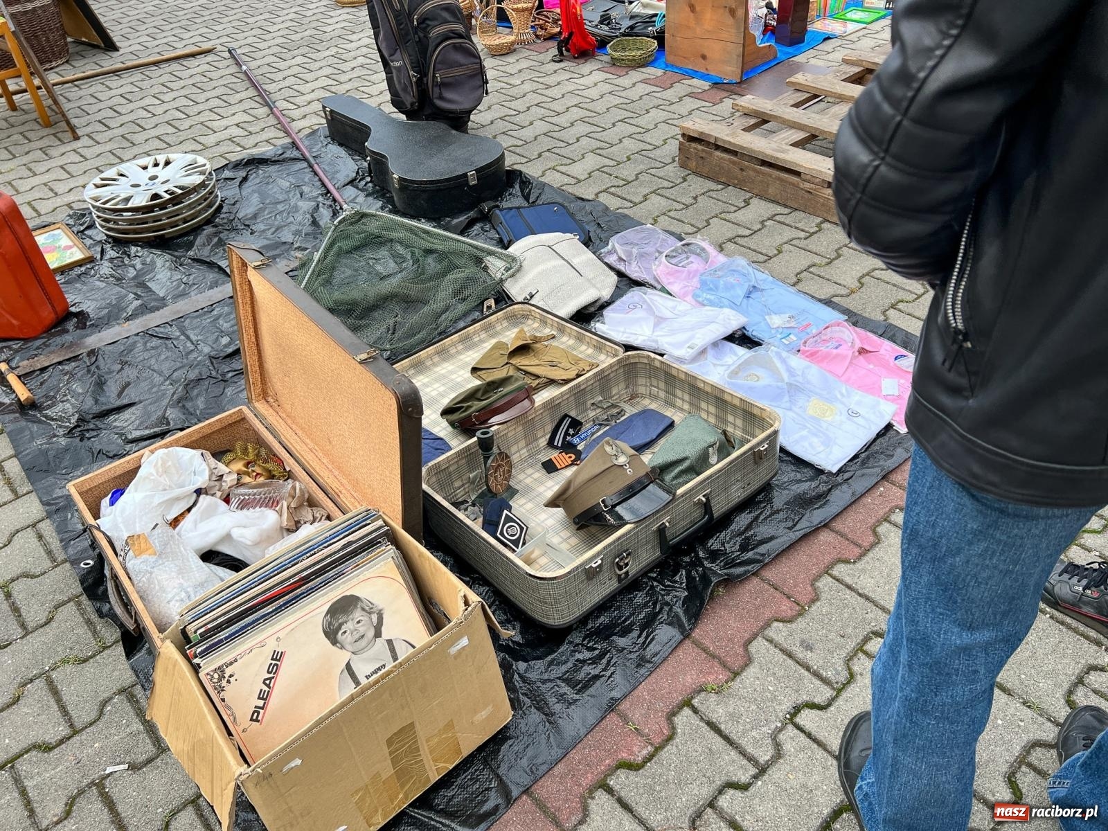 Zdjęcie w galerii na portalu naszraciborz.pl: Targ staroci w Pietrowicach Wlk. Pamiątka po polskim lotniku i urządzenie od producenta Enigmy wiadomości z regionu