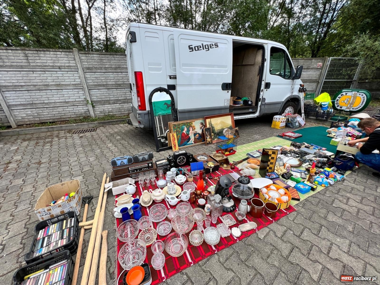 Zdjęcie w galerii na portalu naszraciborz.pl: Targ staroci w Pietrowicach Wlk. Pamiątka po polskim lotniku i urządzenie od producenta Enigmy wiadomości z regionu