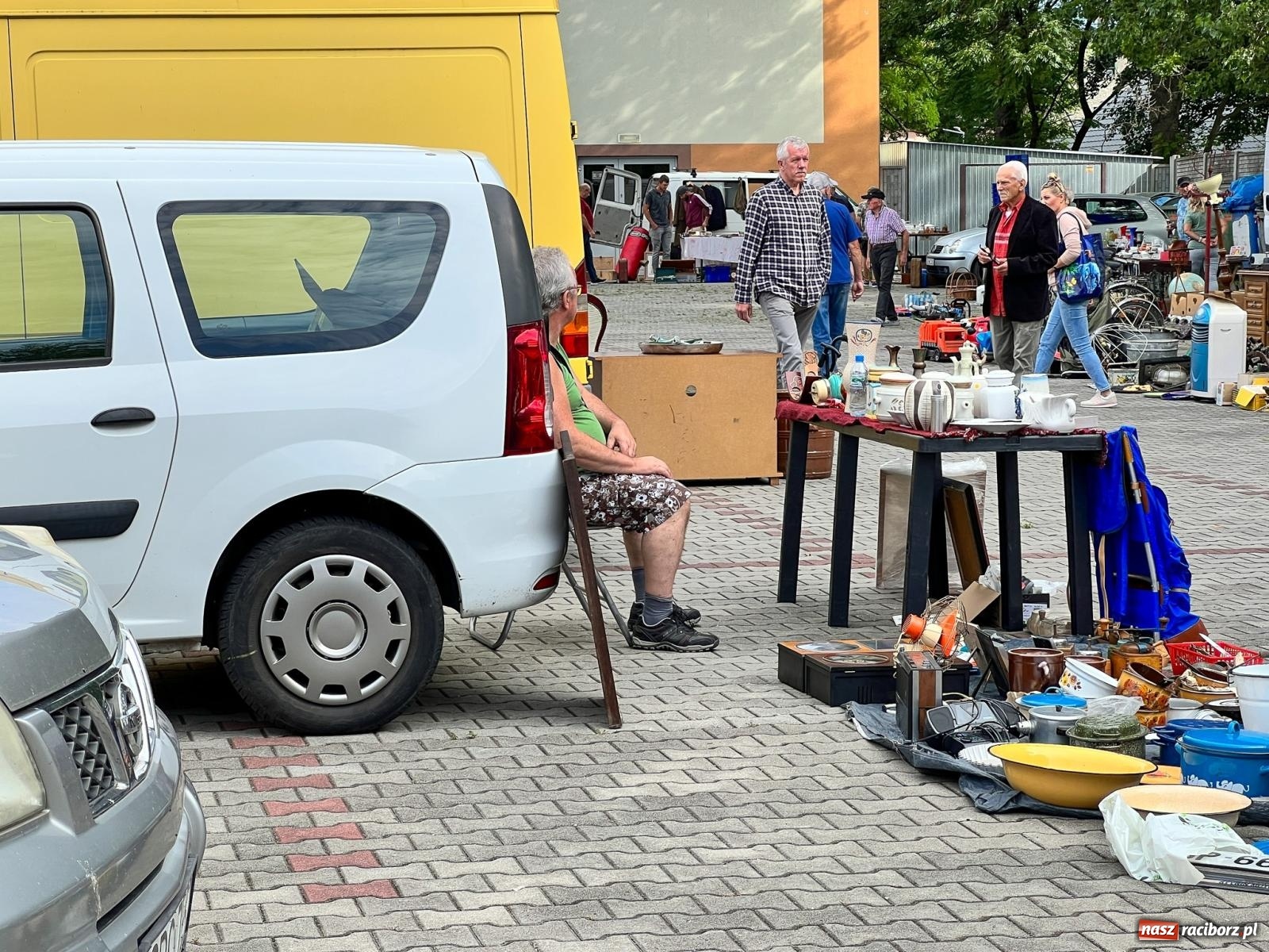 Zdjęcie w galerii na portalu naszraciborz.pl: Targ staroci w Pietrowicach Wlk. Pamiątka po polskim lotniku i urządzenie od producenta Enigmy wiadomości z regionu
