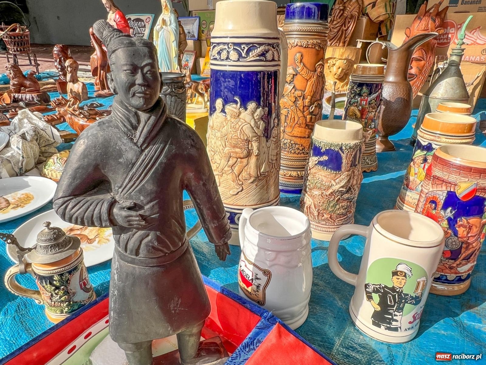 Zdjęcie w galerii na portalu naszraciborz.pl: Targ staroci w Pietrowicach Wlk. Pamiątka po polskim lotniku i urządzenie od producenta Enigmy wiadomości z regionu