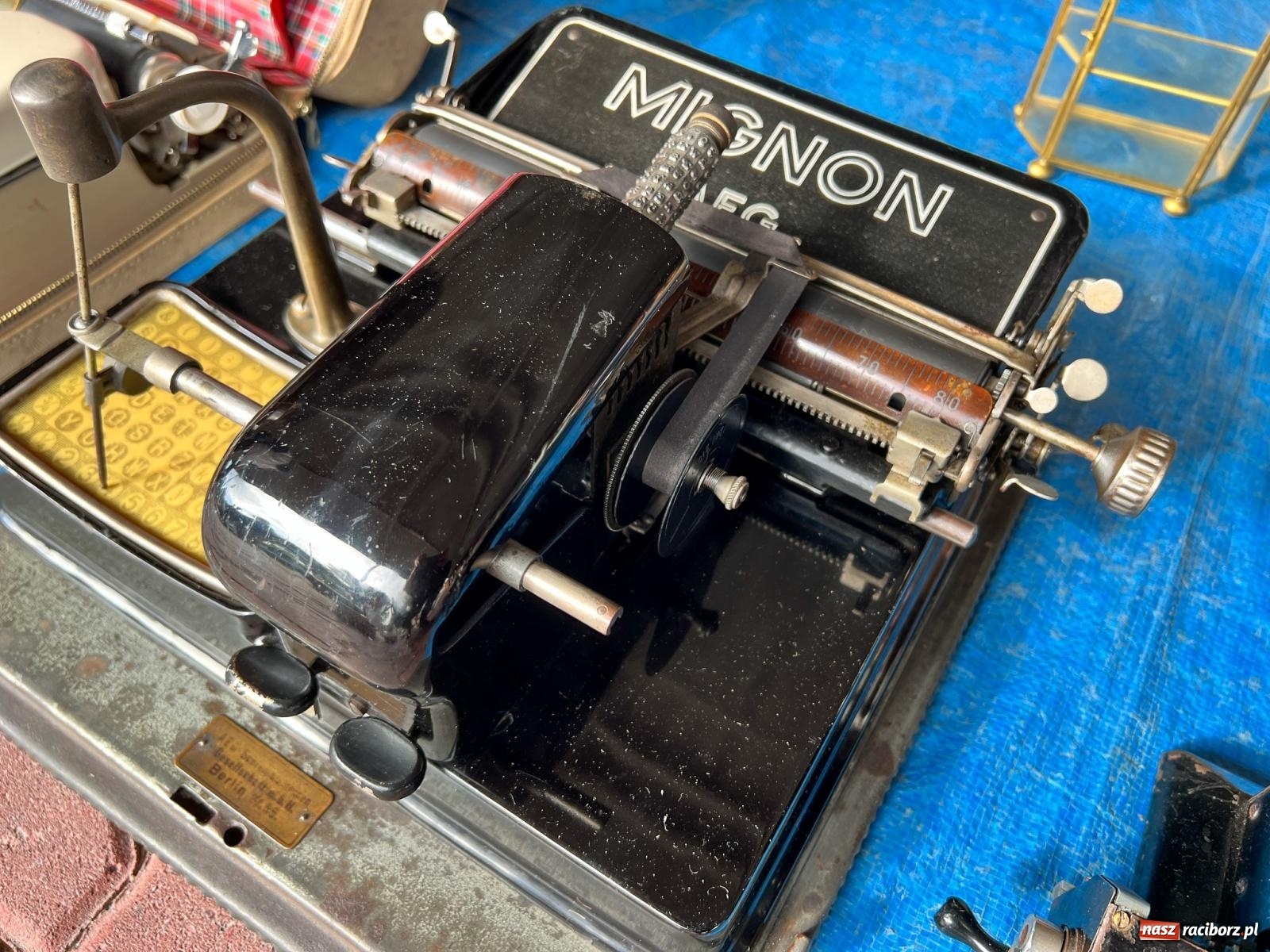 Zdjęcie w galerii na portalu naszraciborz.pl: Targ staroci w Pietrowicach Wlk. Pamiątka po polskim lotniku i urządzenie od producenta Enigmy wiadomości z regionu