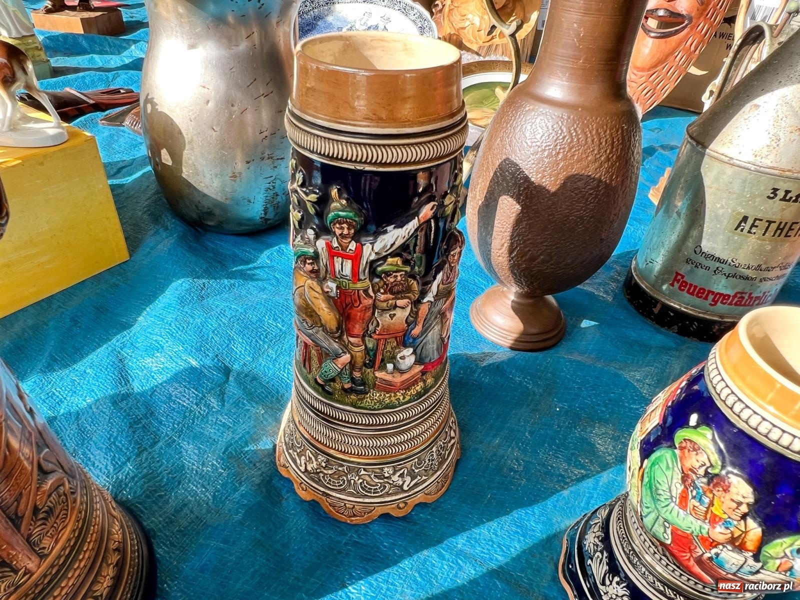 Zdjęcie w galerii na portalu naszraciborz.pl: Targ staroci w Pietrowicach Wlk. Pamiątka po polskim lotniku i urządzenie od producenta Enigmy wiadomości z regionu