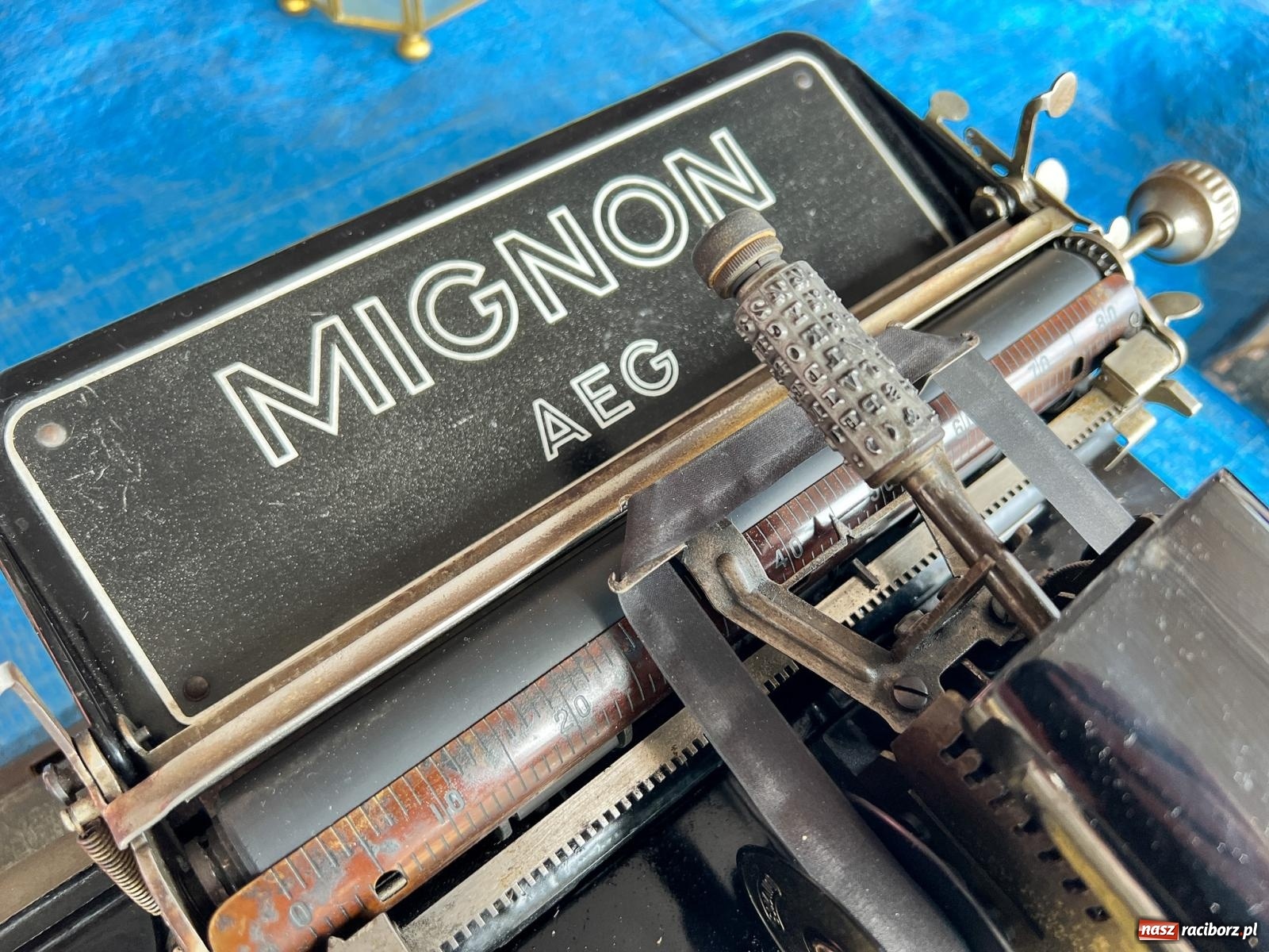 Zdjęcie w galerii na portalu naszraciborz.pl: Targ staroci w Pietrowicach Wlk. Pamiątka po polskim lotniku i urządzenie od producenta Enigmy wiadomości z regionu