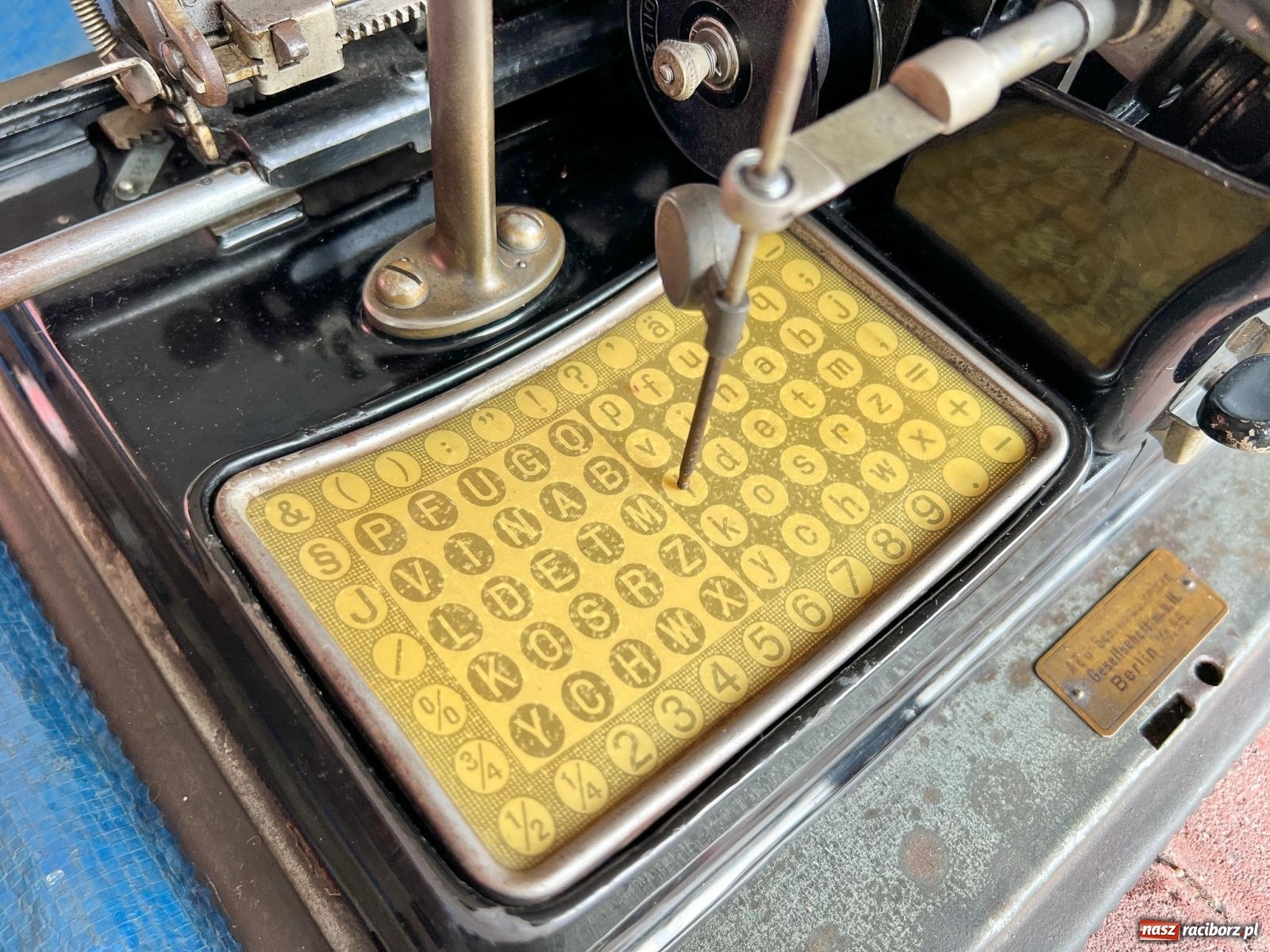 Zdjęcie w galerii na portalu naszraciborz.pl: Targ staroci w Pietrowicach Wlk. Pamiątka po polskim lotniku i urządzenie od producenta Enigmy wiadomości z regionu