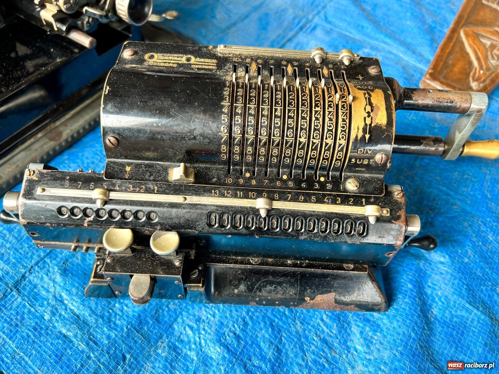 Zdjęcie w galerii na portalu naszraciborz.pl: Targ staroci w Pietrowicach Wlk. Pamiątka po polskim lotniku i urządzenie od producenta Enigmy wiadomości z regionu