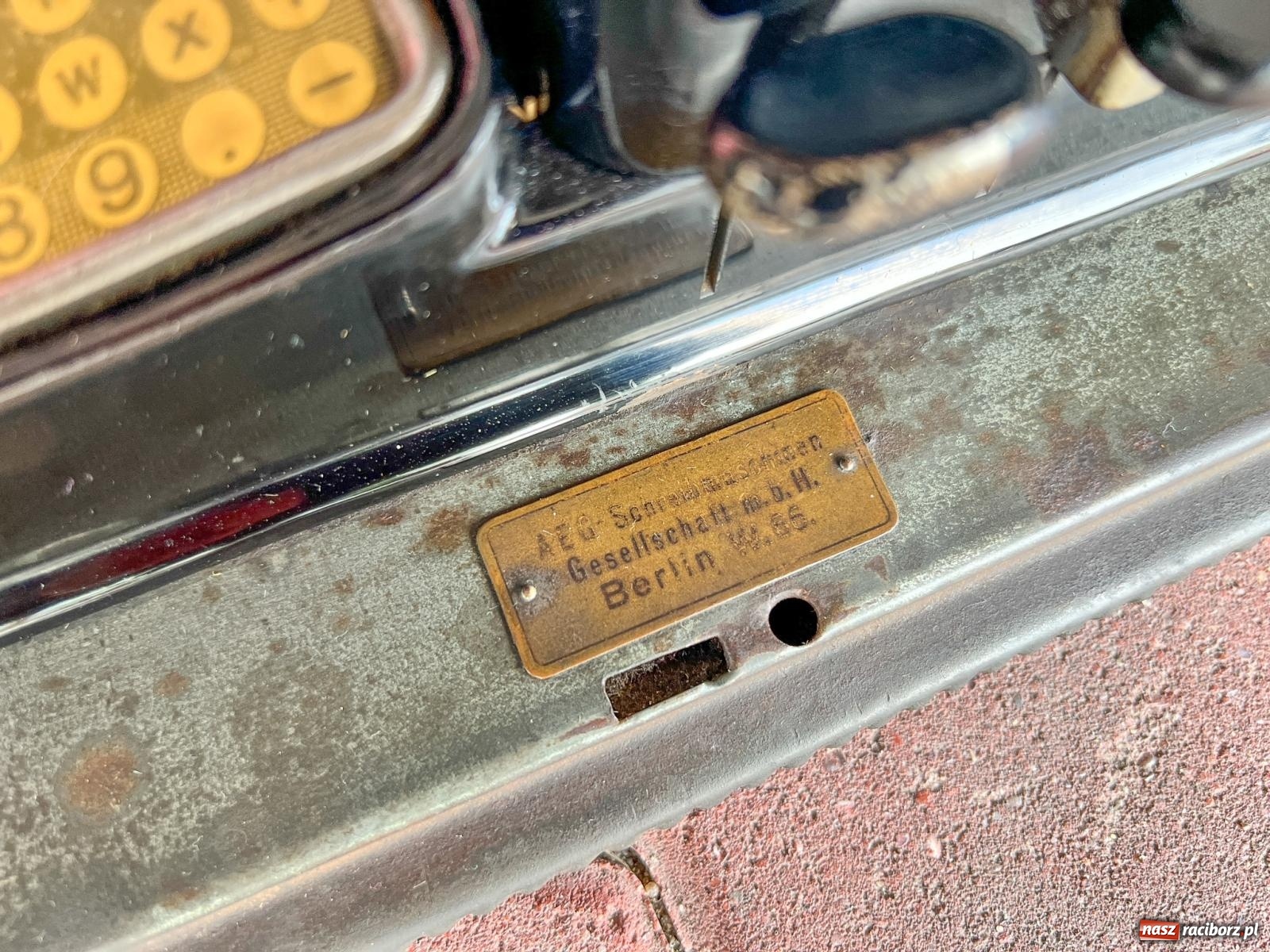 Zdjęcie w galerii na portalu naszraciborz.pl: Targ staroci w Pietrowicach Wlk. Pamiątka po polskim lotniku i urządzenie od producenta Enigmy wiadomości z regionu