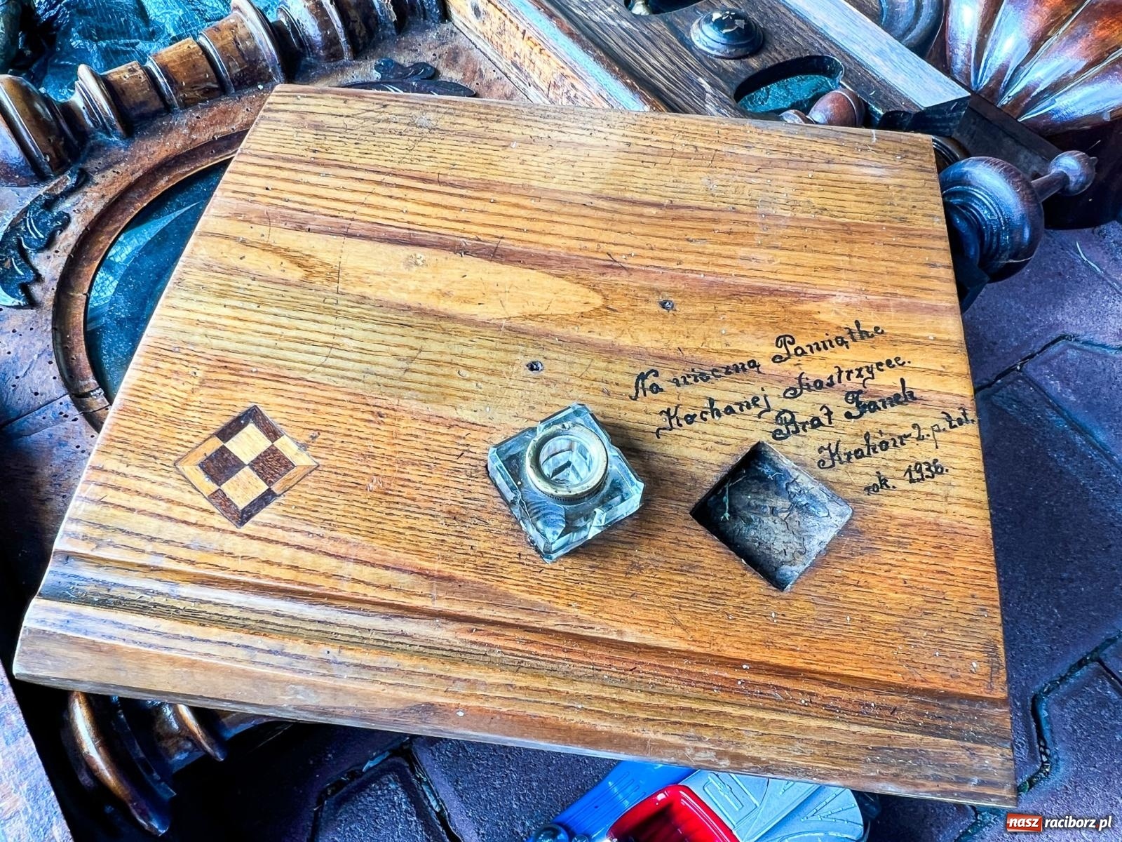 Zdjęcie w galerii na portalu naszraciborz.pl: Targ staroci w Pietrowicach Wlk. Pamiątka po polskim lotniku i urządzenie od producenta Enigmy wiadomości z regionu