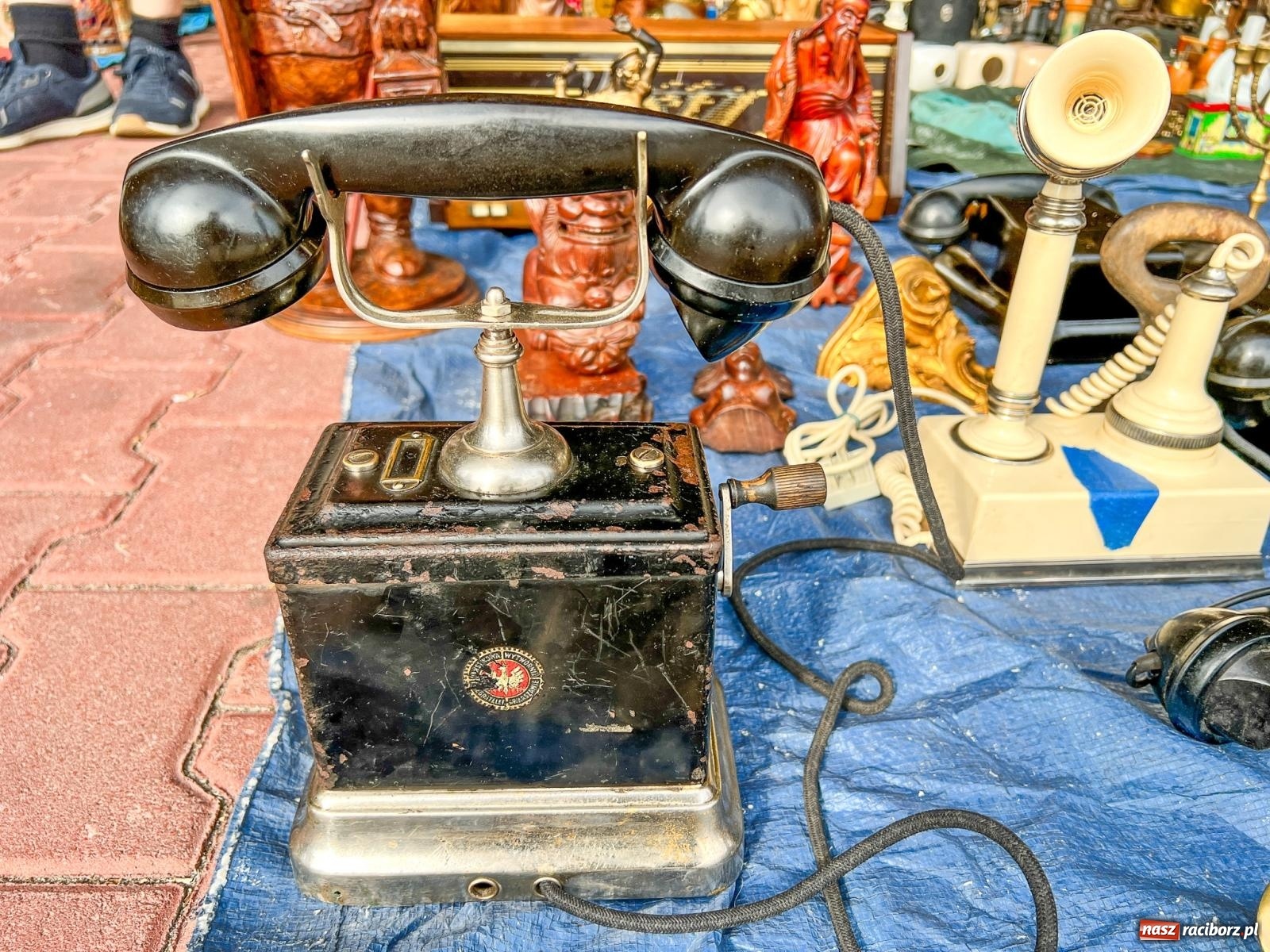 Zdjęcie w galerii na portalu naszraciborz.pl: Targ staroci w Pietrowicach Wlk. Pamiątka po polskim lotniku i urządzenie od producenta Enigmy wiadomości z regionu