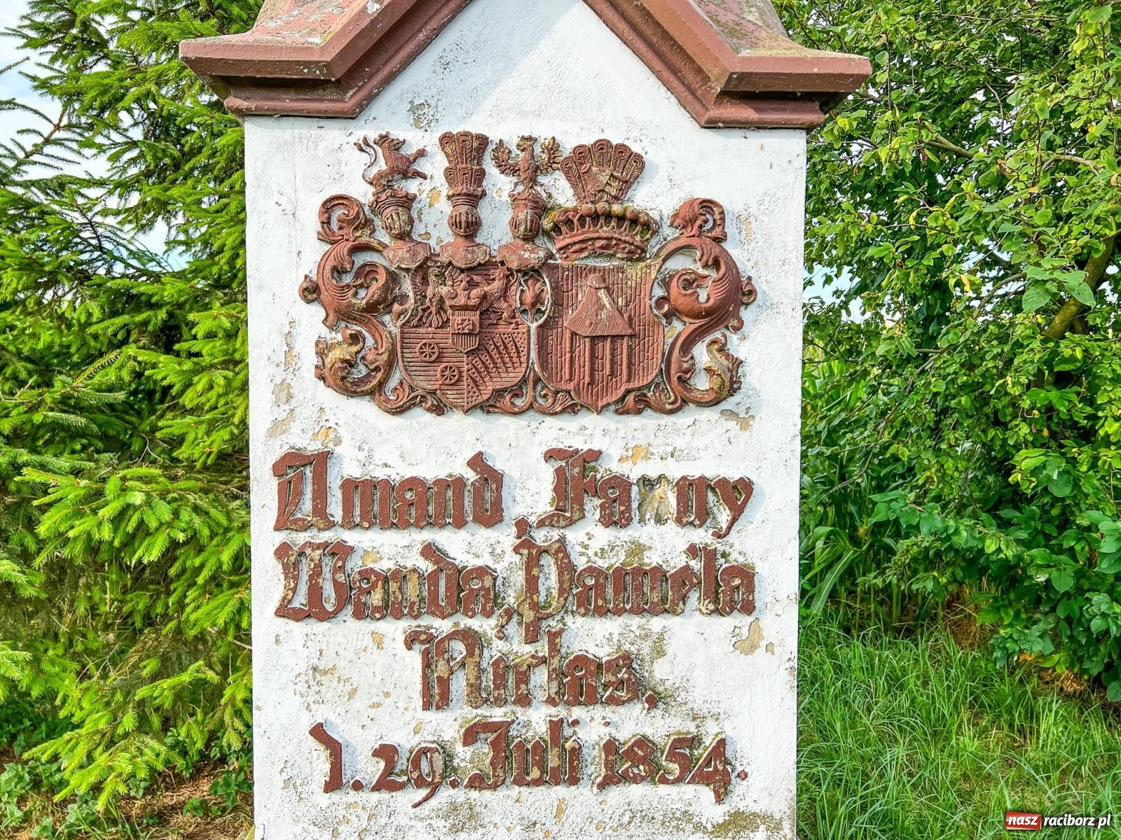 Zdjęcie w galerii na portalu naszraciborz.pl: Cudem uszła przed śmiercią. Tajemnica krzyża Gaszynów w Krowiarkach wiadomości z regionu