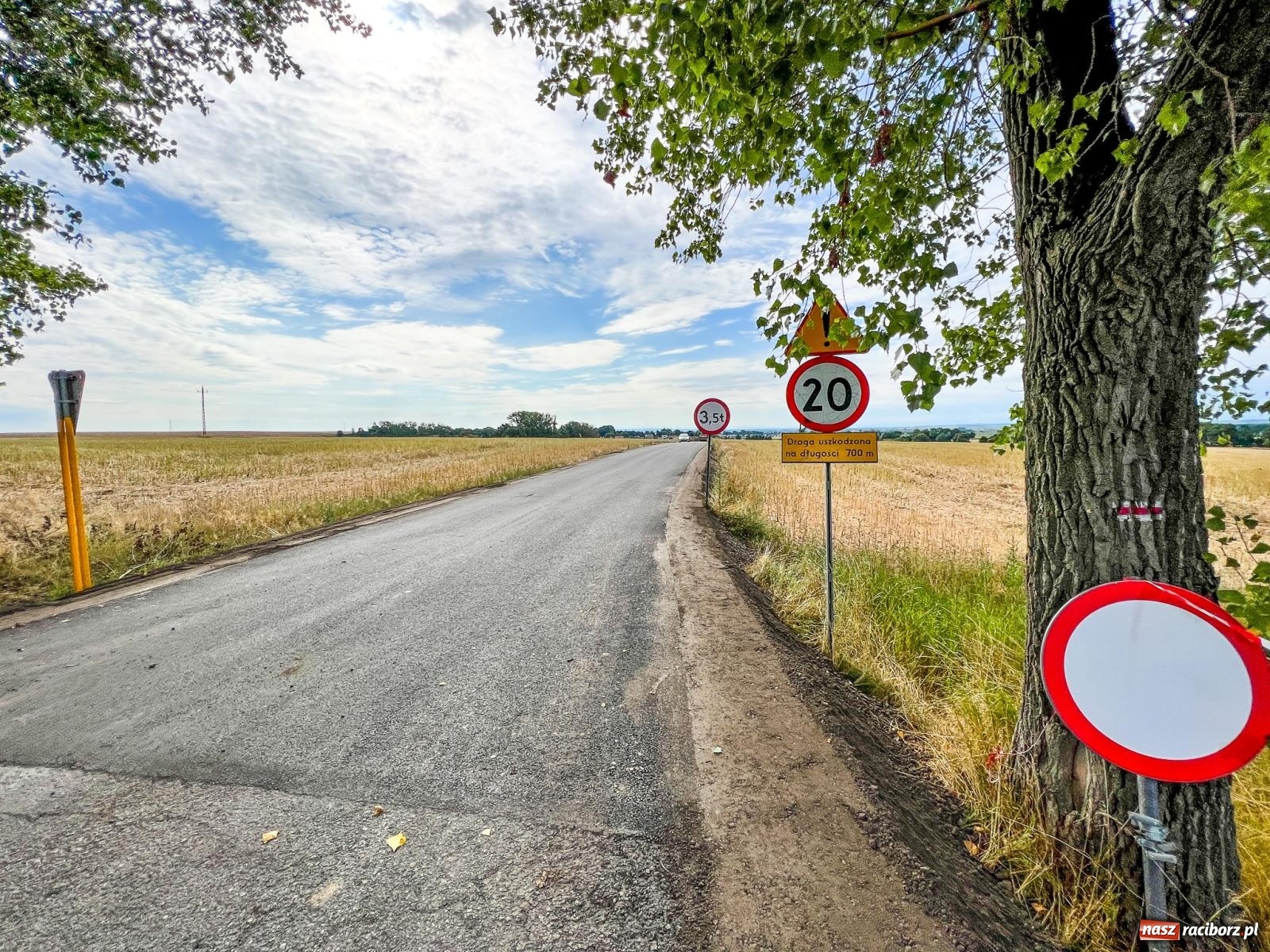 Zdjęcie w galerii na portalu naszraciborz.pl: Księżycówka już równa jak stół, ale dalej jeszcze same dziury wiadomości z regionu