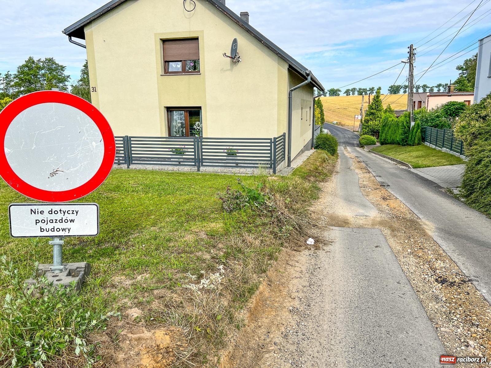 Zdjęcie w galerii na portalu naszraciborz.pl: Księżycówka już równa jak stół, ale dalej jeszcze same dziury wiadomości z regionu