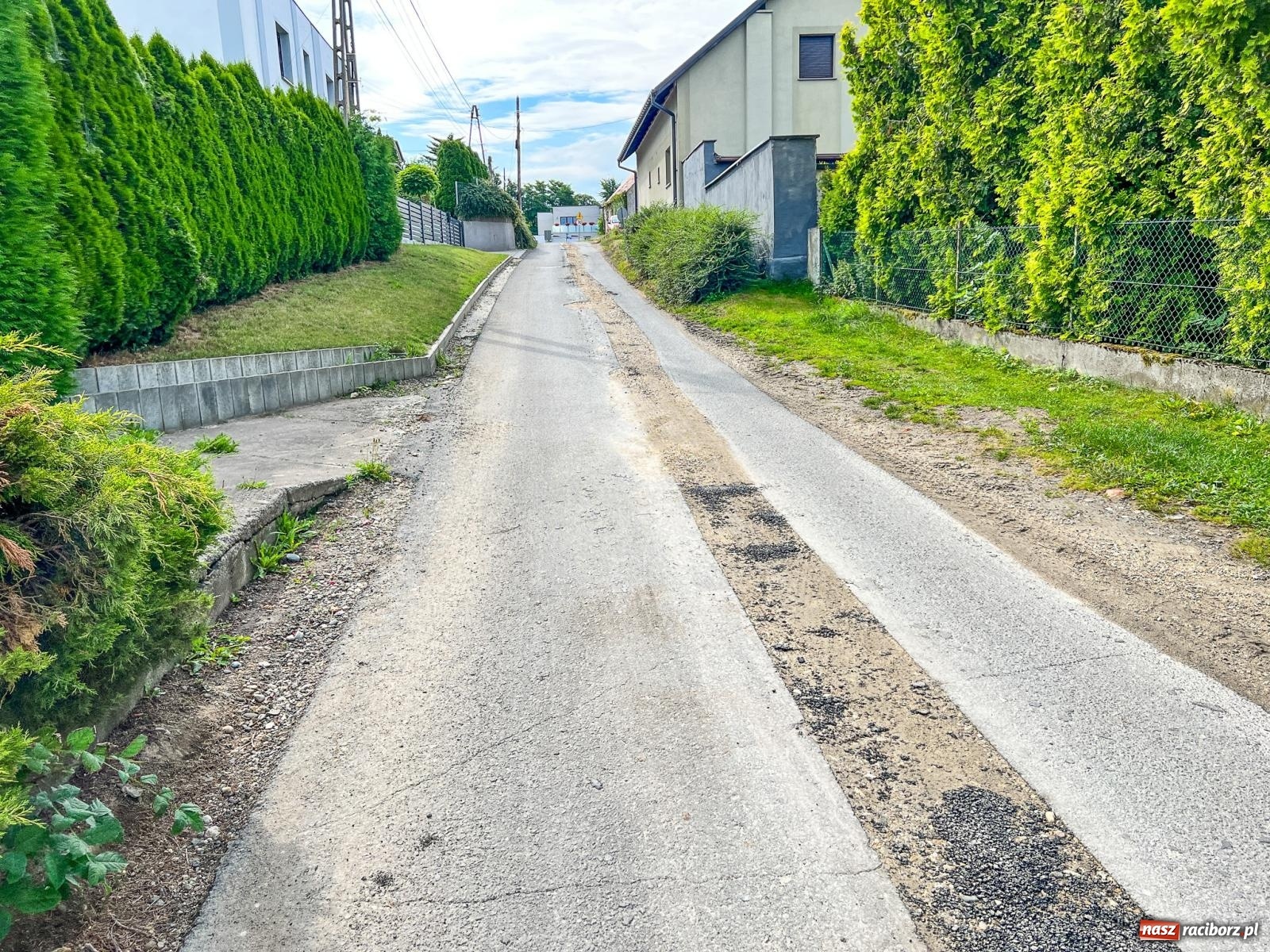Zdjęcie w galerii na portalu naszraciborz.pl: Księżycówka już równa jak stół, ale dalej jeszcze same dziury wiadomości z regionu
