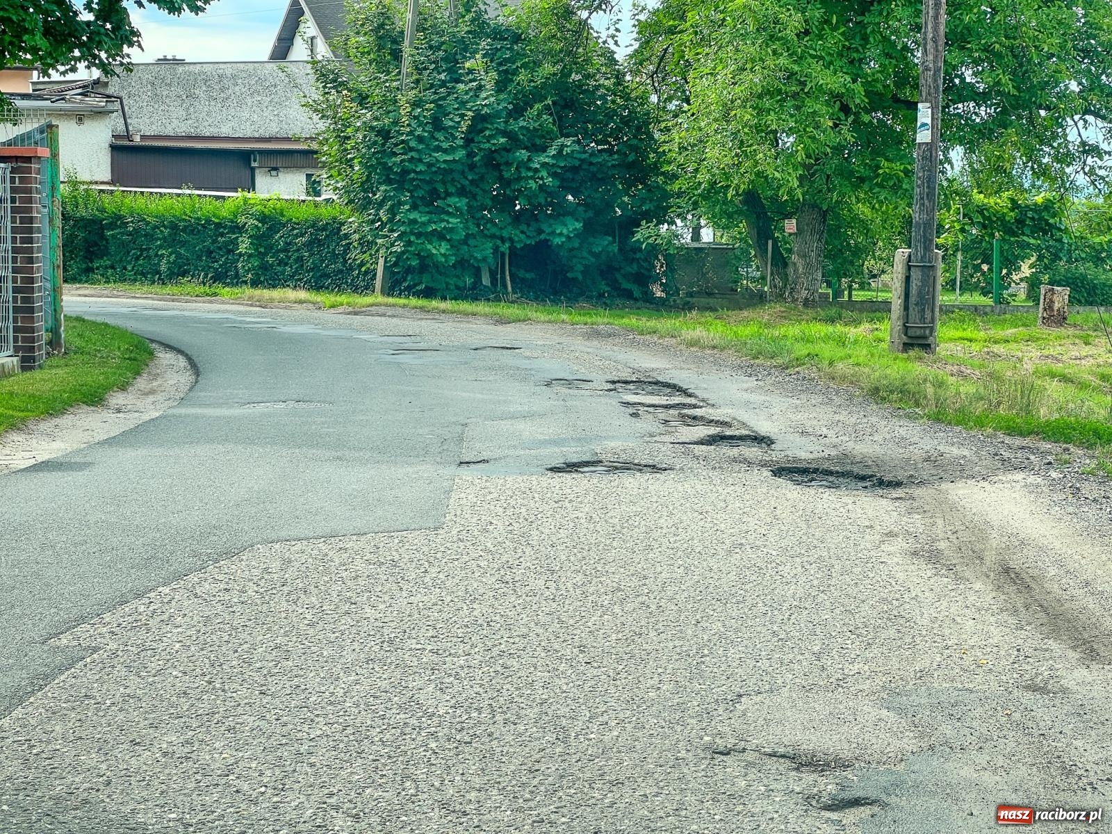 Zdjęcie w galerii na portalu naszraciborz.pl: Księżycówka już równa jak stół, ale dalej jeszcze same dziury wiadomości z regionu