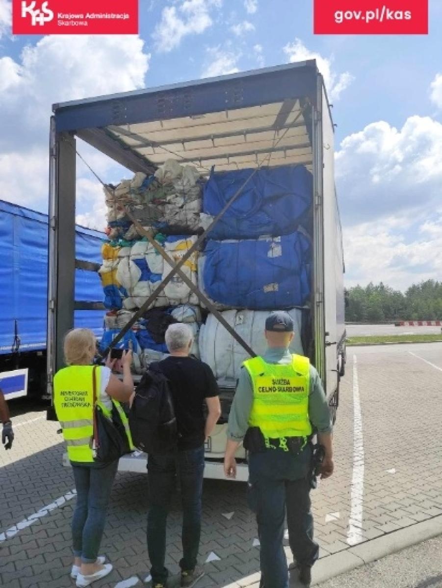 Zdjęcie w galerii na portalu naszraciborz.pl: Niebezpieczne odpady na autostradzie wiadomości z regionu