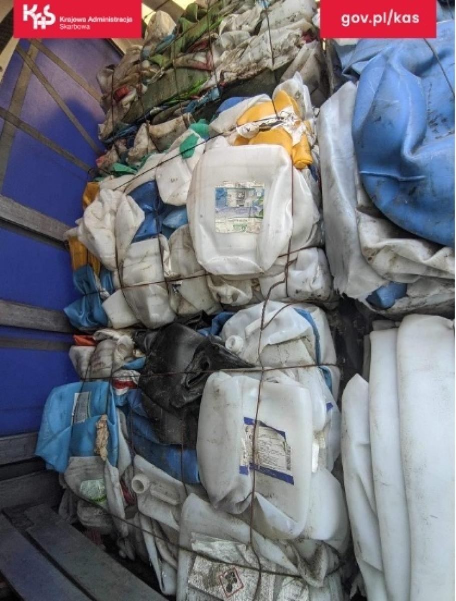 Zdjęcie w galerii na portalu naszraciborz.pl: Niebezpieczne odpady na autostradzie wiadomości z regionu