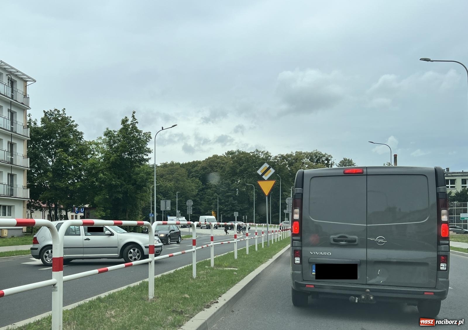 Zdjęcie w galerii na portalu naszraciborz.pl: Bosacką pod prąd. Kierowcy spoza Raciborza wpadają w zakłopotanie [FOTO] wiadomości z regionu