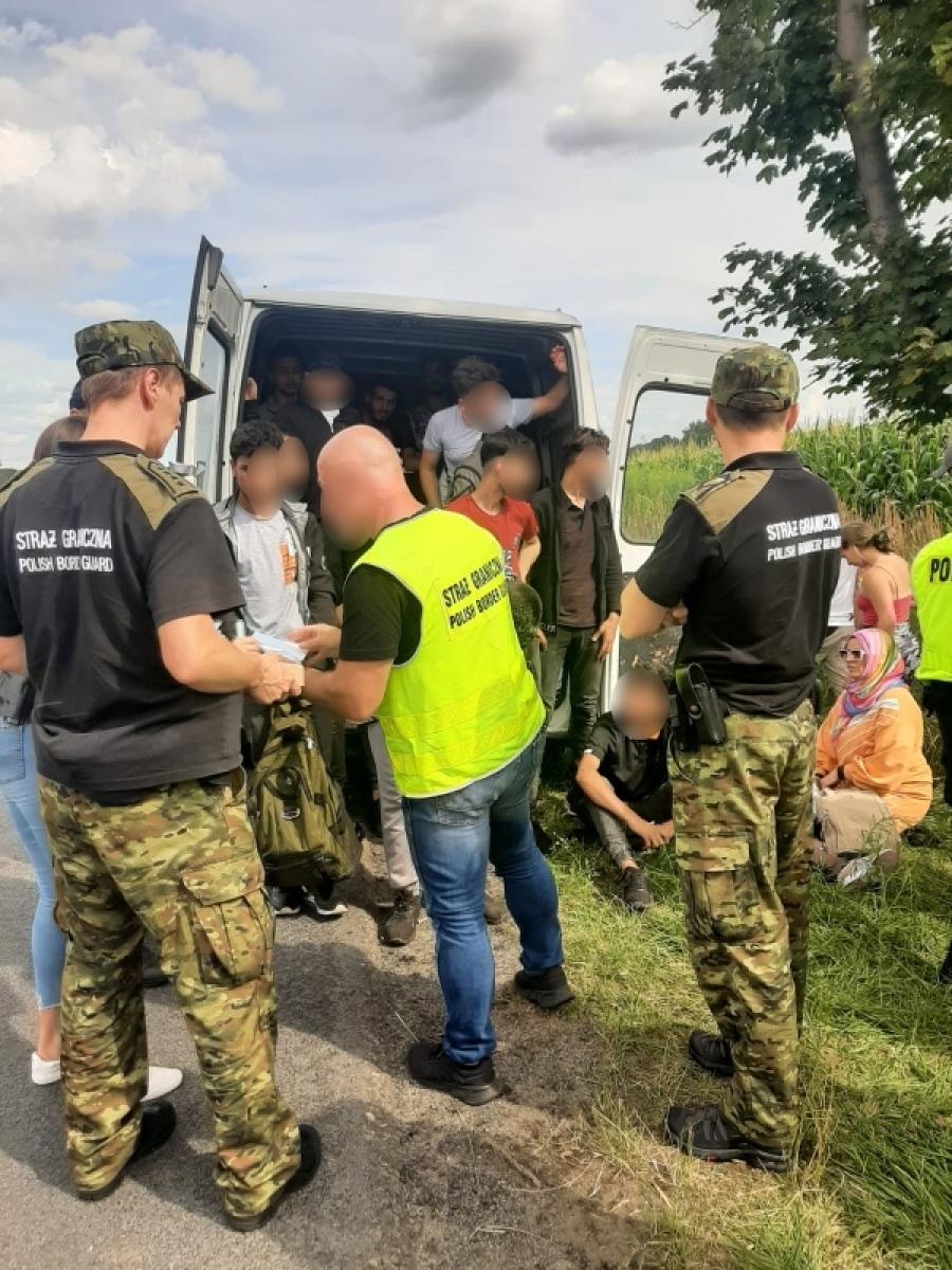 Zdjęcie w galerii na portalu naszraciborz.pl: Polka przewoziła imigrantów z Syrii. Nie miała prawa jazdy wiadomości z regionu