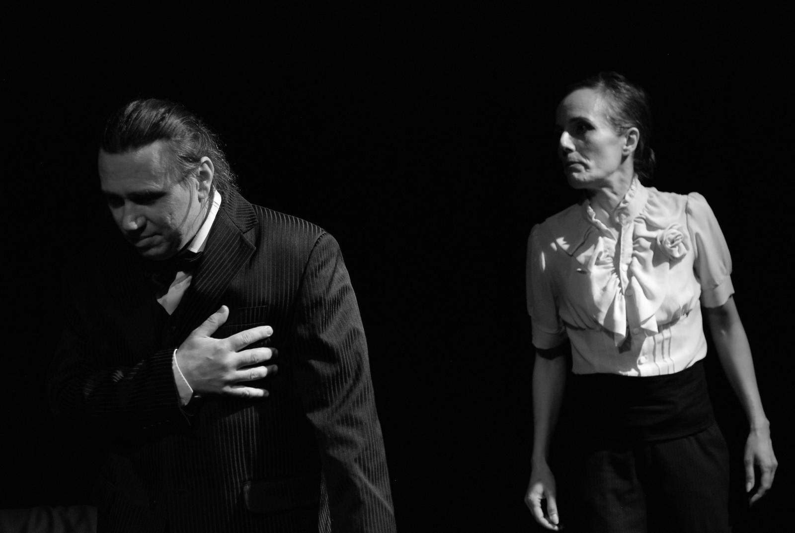 Zdjęcie w galerii na portalu naszraciborz.pl: Piknik teatralny w ogrodzie Strzechy wiadomości z regionu