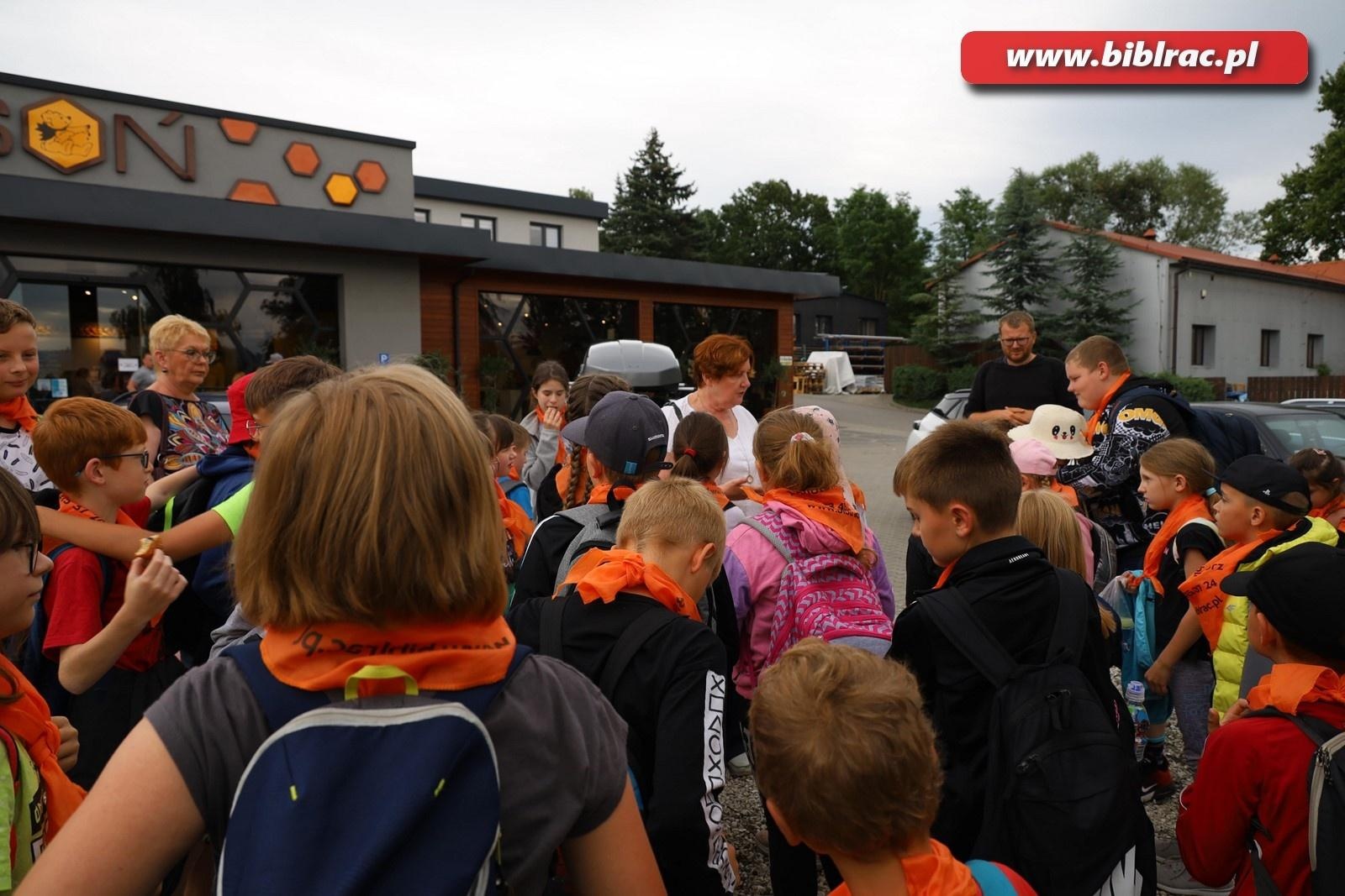 Zdjęcie w galerii na portalu naszraciborz.pl: Mali raciborzanie zawitali do Apilandii wiadomości z regionu