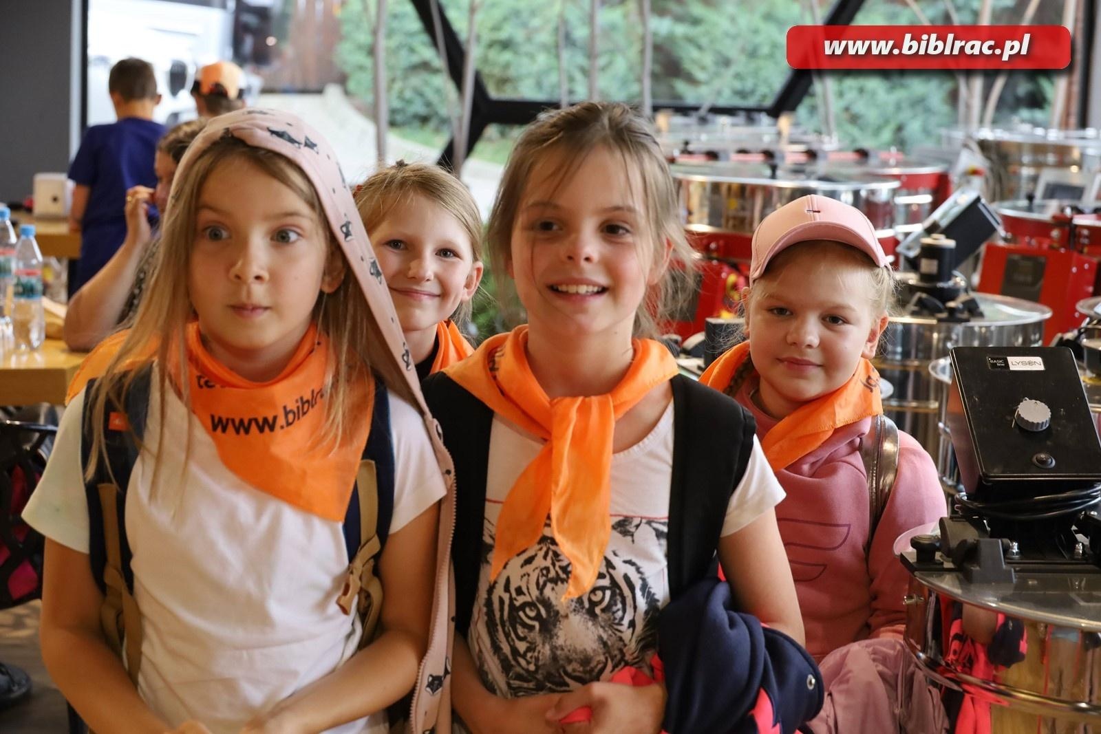 Zdjęcie w galerii na portalu naszraciborz.pl: Mali raciborzanie zawitali do Apilandii wiadomości z regionu