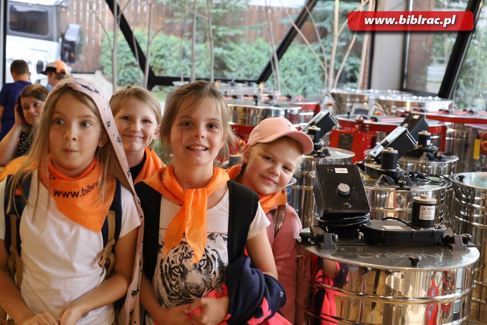 Zdjęcie w galerii na portalu naszraciborz.pl: Mali raciborzanie zawitali do Apilandii wiadomości z regionu