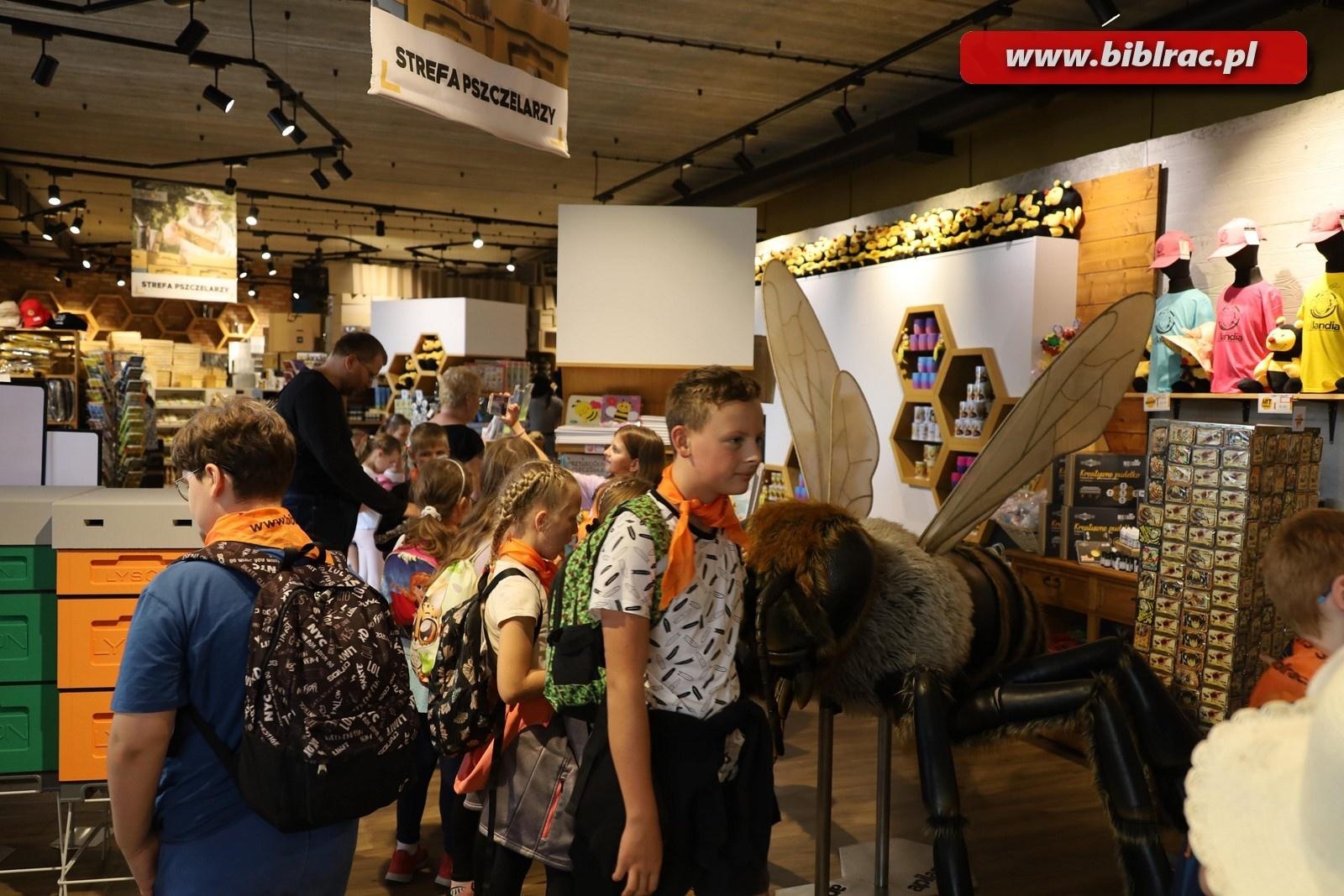 Zdjęcie w galerii na portalu naszraciborz.pl: Mali raciborzanie zawitali do Apilandii wiadomości z regionu