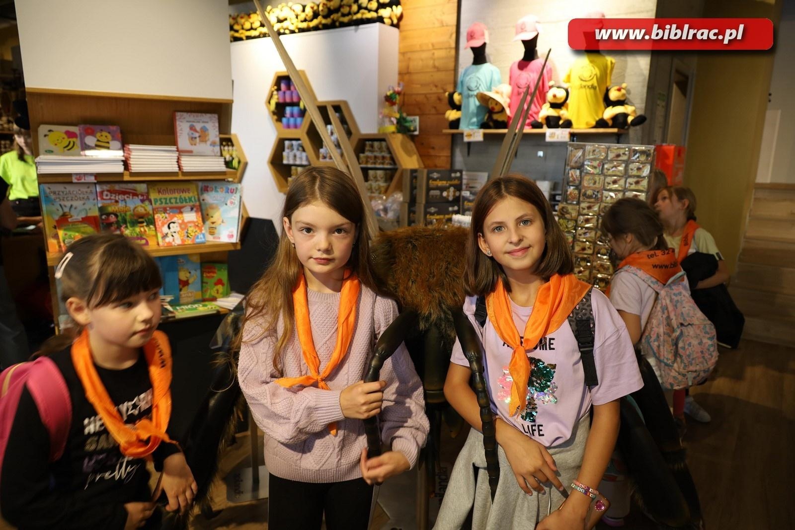 Zdjęcie w galerii na portalu naszraciborz.pl: Mali raciborzanie zawitali do Apilandii wiadomości z regionu