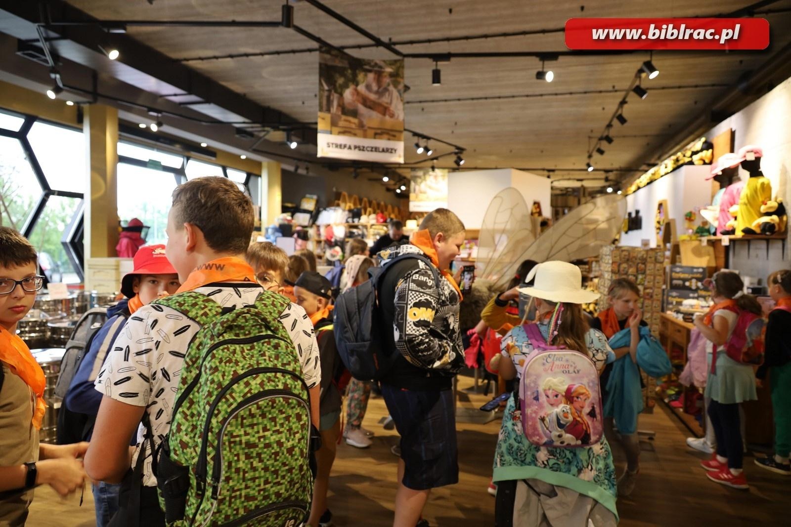 Zdjęcie w galerii na portalu naszraciborz.pl: Mali raciborzanie zawitali do Apilandii wiadomości z regionu