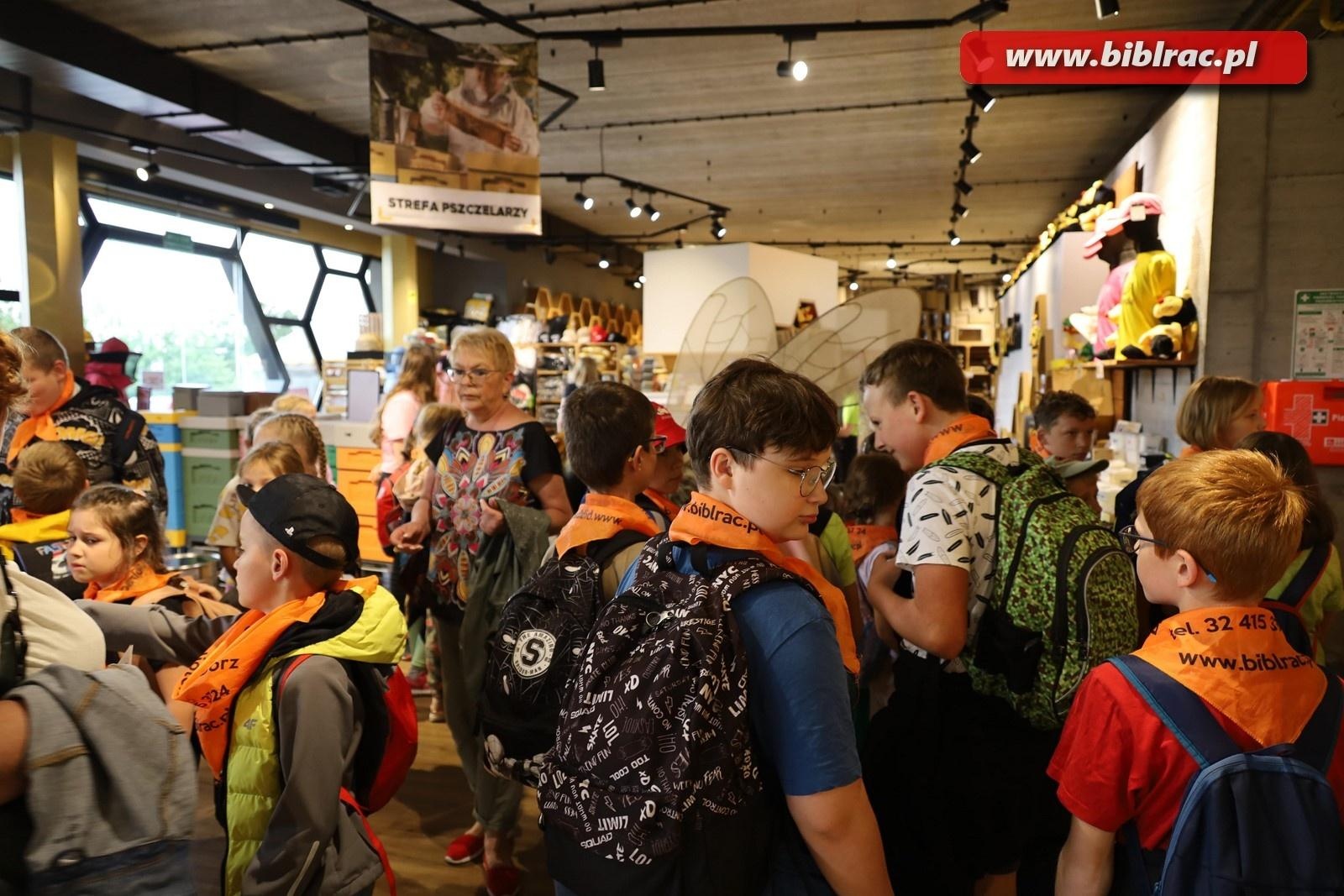 Zdjęcie w galerii na portalu naszraciborz.pl: Mali raciborzanie zawitali do Apilandii wiadomości z regionu