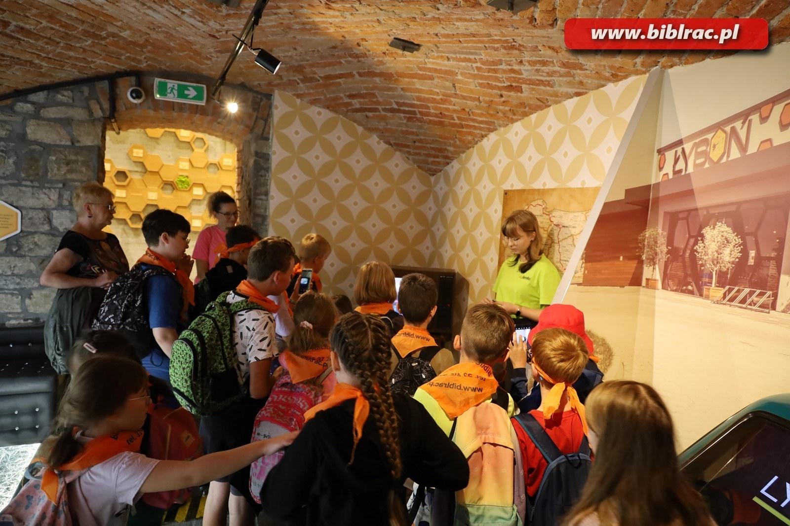 Zdjęcie w galerii na portalu naszraciborz.pl: Mali raciborzanie zawitali do Apilandii wiadomości z regionu