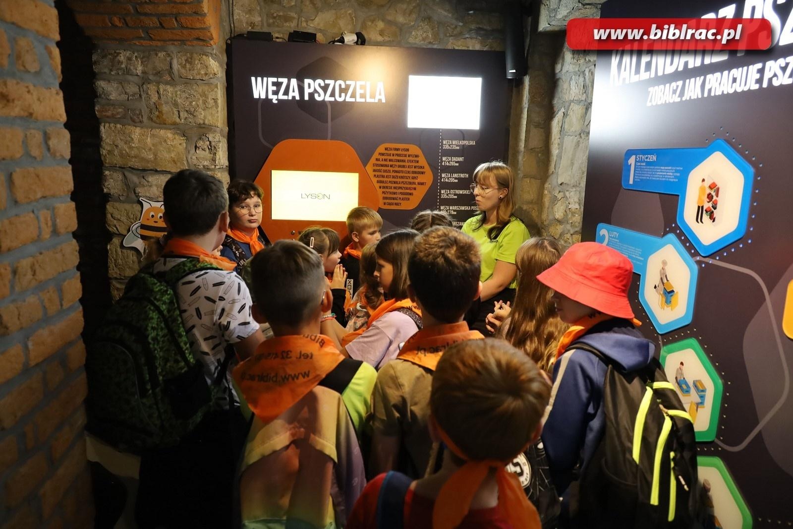 Zdjęcie w galerii na portalu naszraciborz.pl: Mali raciborzanie zawitali do Apilandii wiadomości z regionu