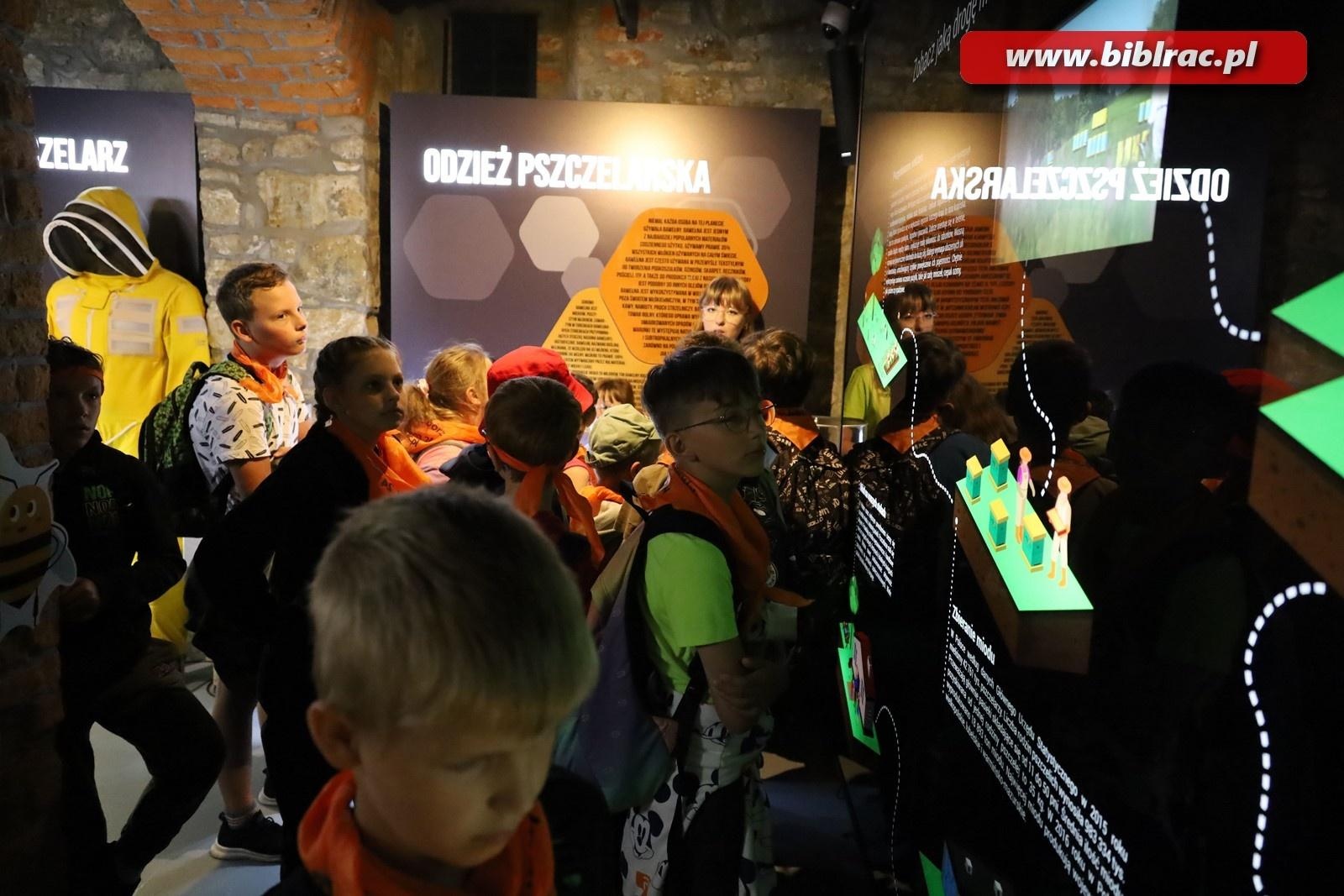 Zdjęcie w galerii na portalu naszraciborz.pl: Mali raciborzanie zawitali do Apilandii wiadomości z regionu