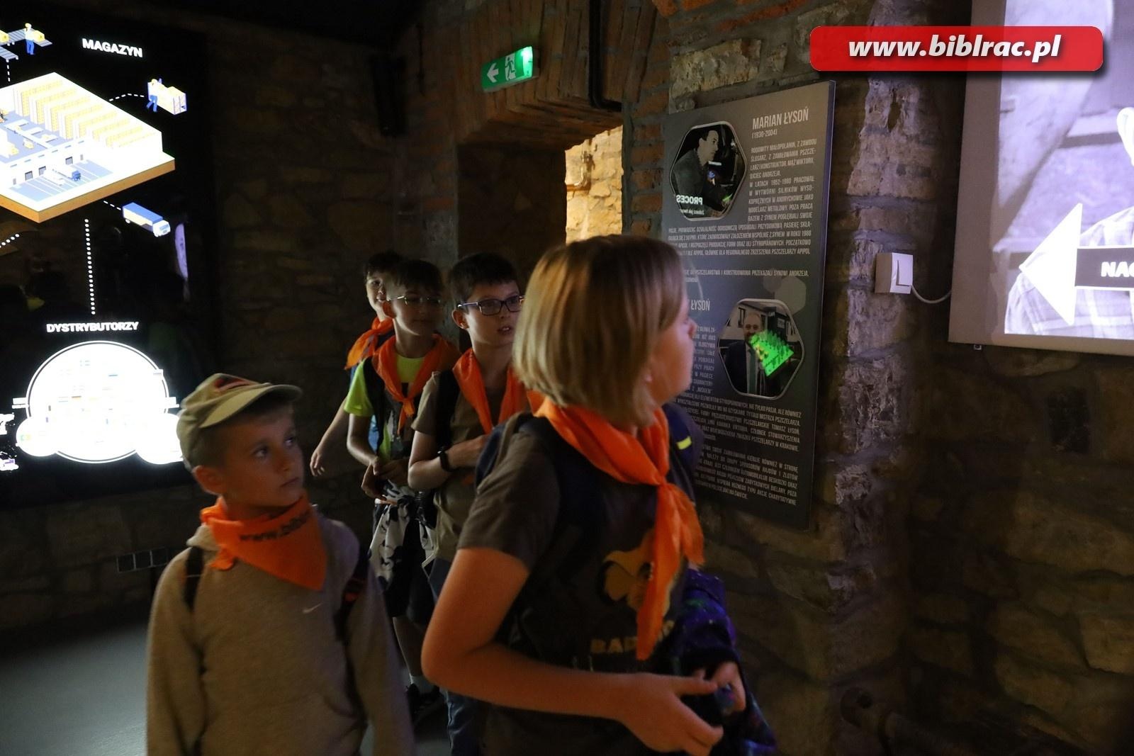 Zdjęcie w galerii na portalu naszraciborz.pl: Mali raciborzanie zawitali do Apilandii wiadomości z regionu