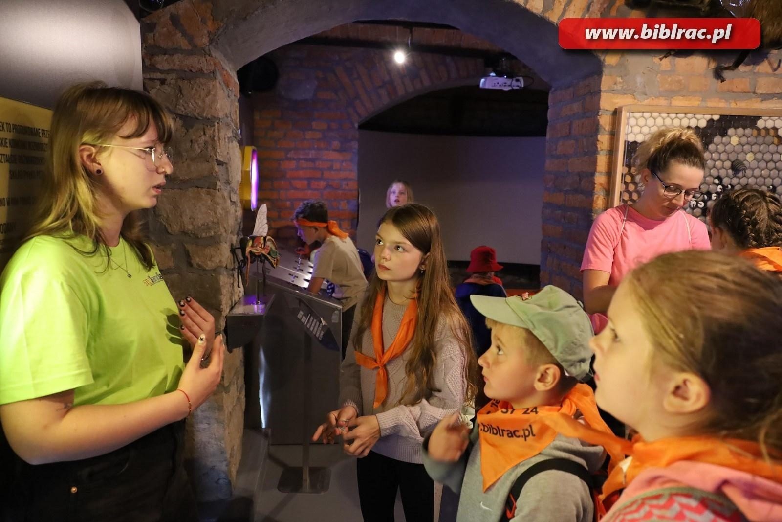 Zdjęcie w galerii na portalu naszraciborz.pl: Mali raciborzanie zawitali do Apilandii wiadomości z regionu