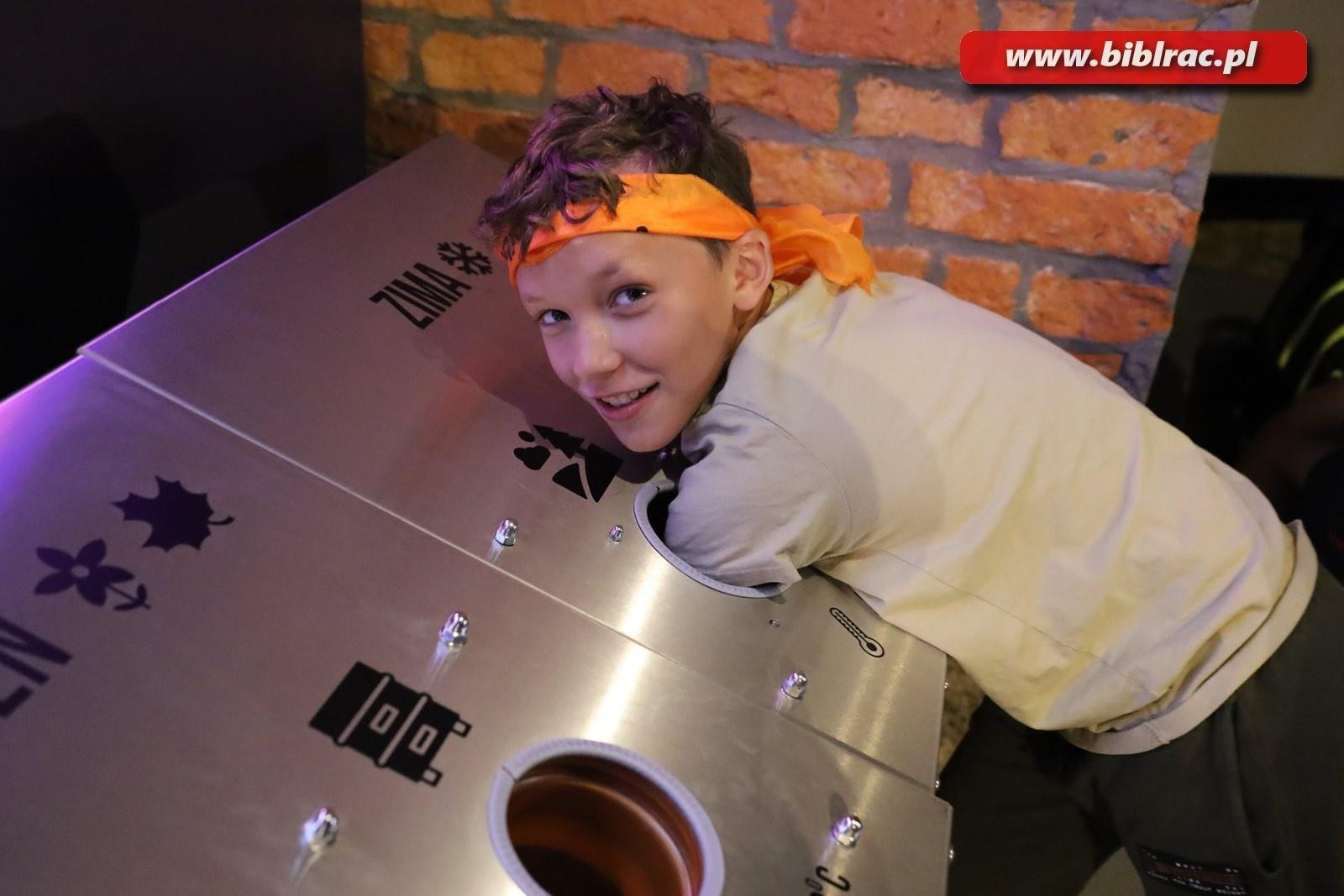 Zdjęcie w galerii na portalu naszraciborz.pl: Mali raciborzanie zawitali do Apilandii wiadomości z regionu