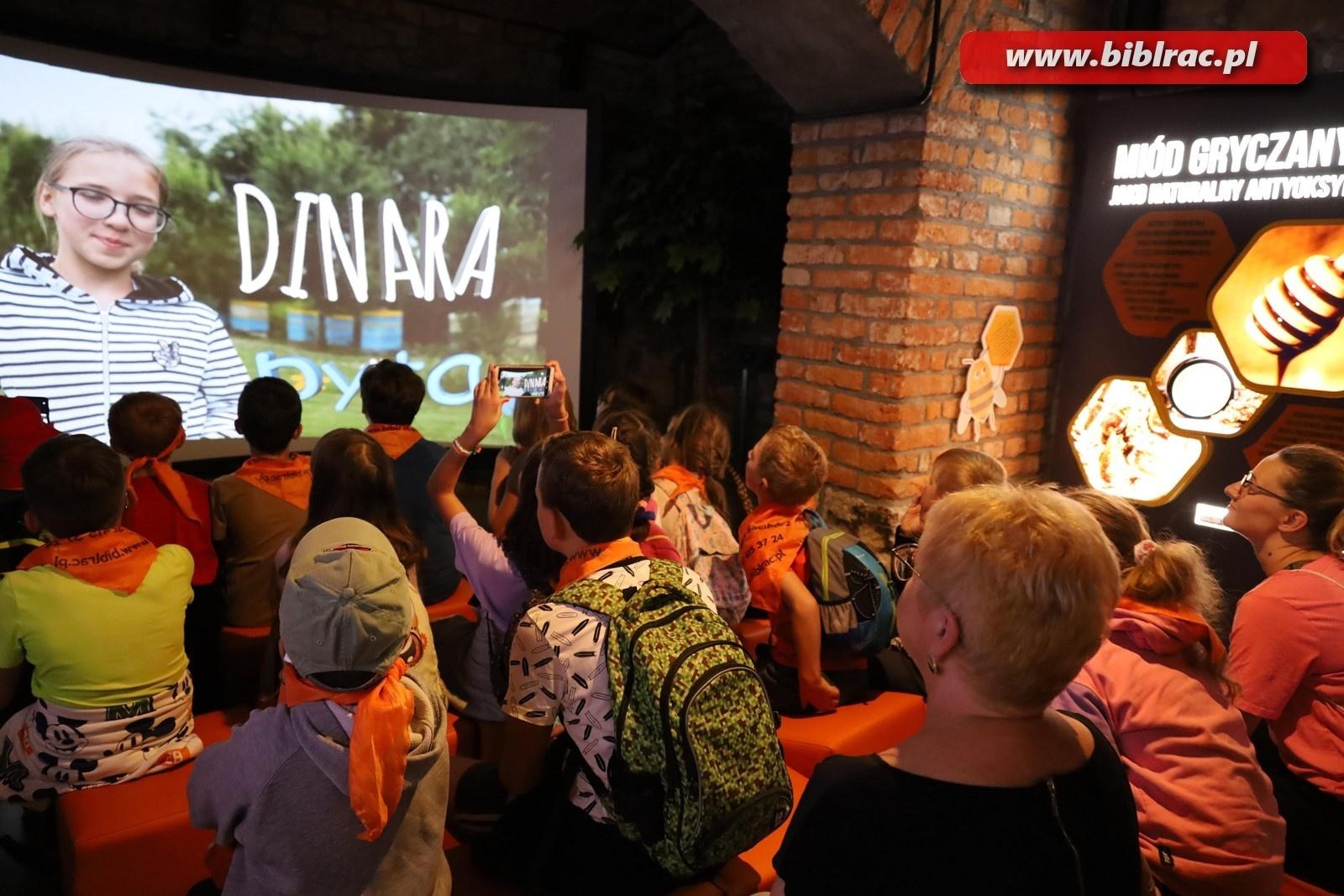 Zdjęcie w galerii na portalu naszraciborz.pl: Mali raciborzanie zawitali do Apilandii wiadomości z regionu