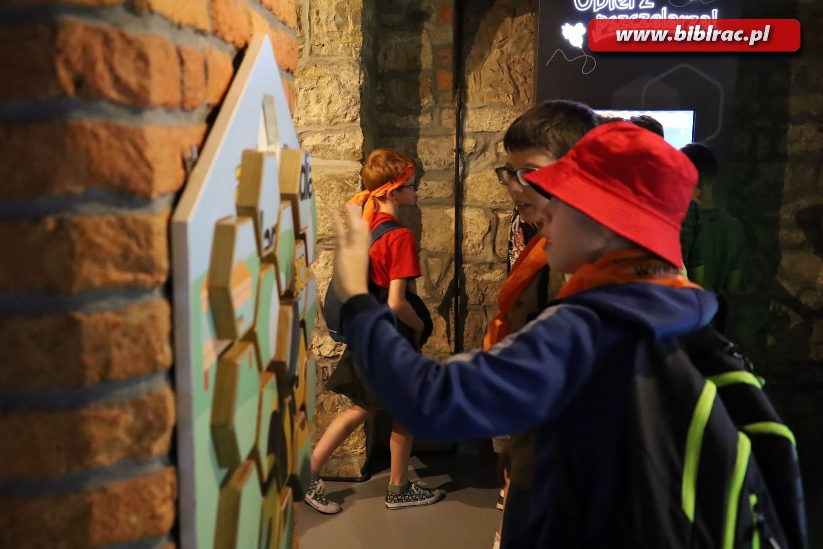 Zdjęcie w galerii na portalu naszraciborz.pl: Mali raciborzanie zawitali do Apilandii wiadomości z regionu