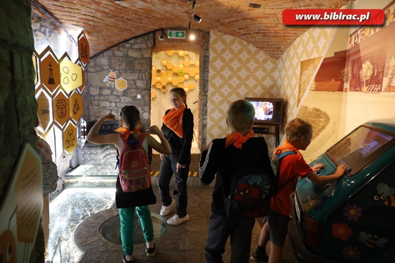 Zdjęcie w galerii na portalu naszraciborz.pl: Mali raciborzanie zawitali do Apilandii wiadomości z regionu