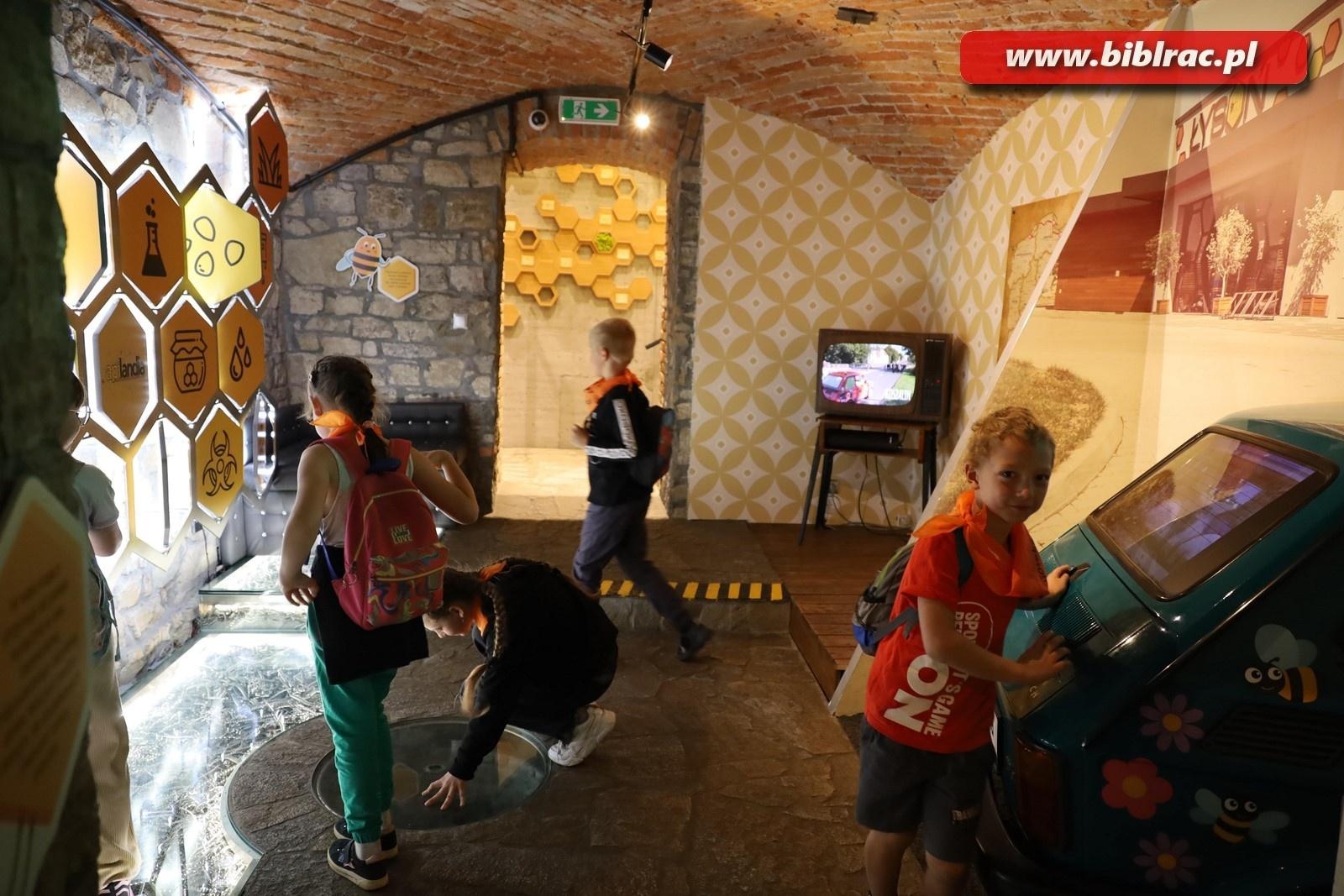 Zdjęcie w galerii na portalu naszraciborz.pl: Mali raciborzanie zawitali do Apilandii wiadomości z regionu