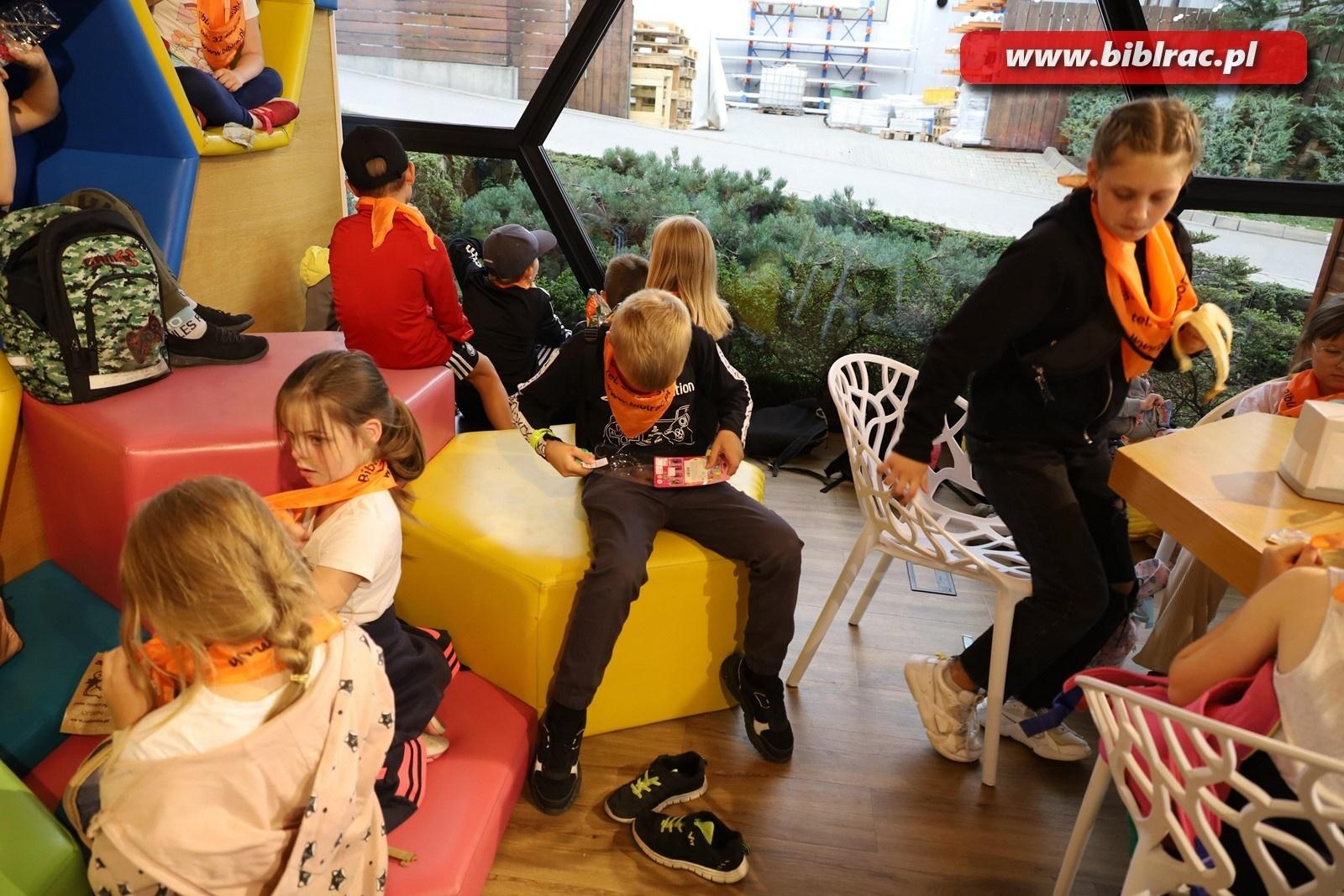 Zdjęcie w galerii na portalu naszraciborz.pl: Mali raciborzanie zawitali do Apilandii wiadomości z regionu